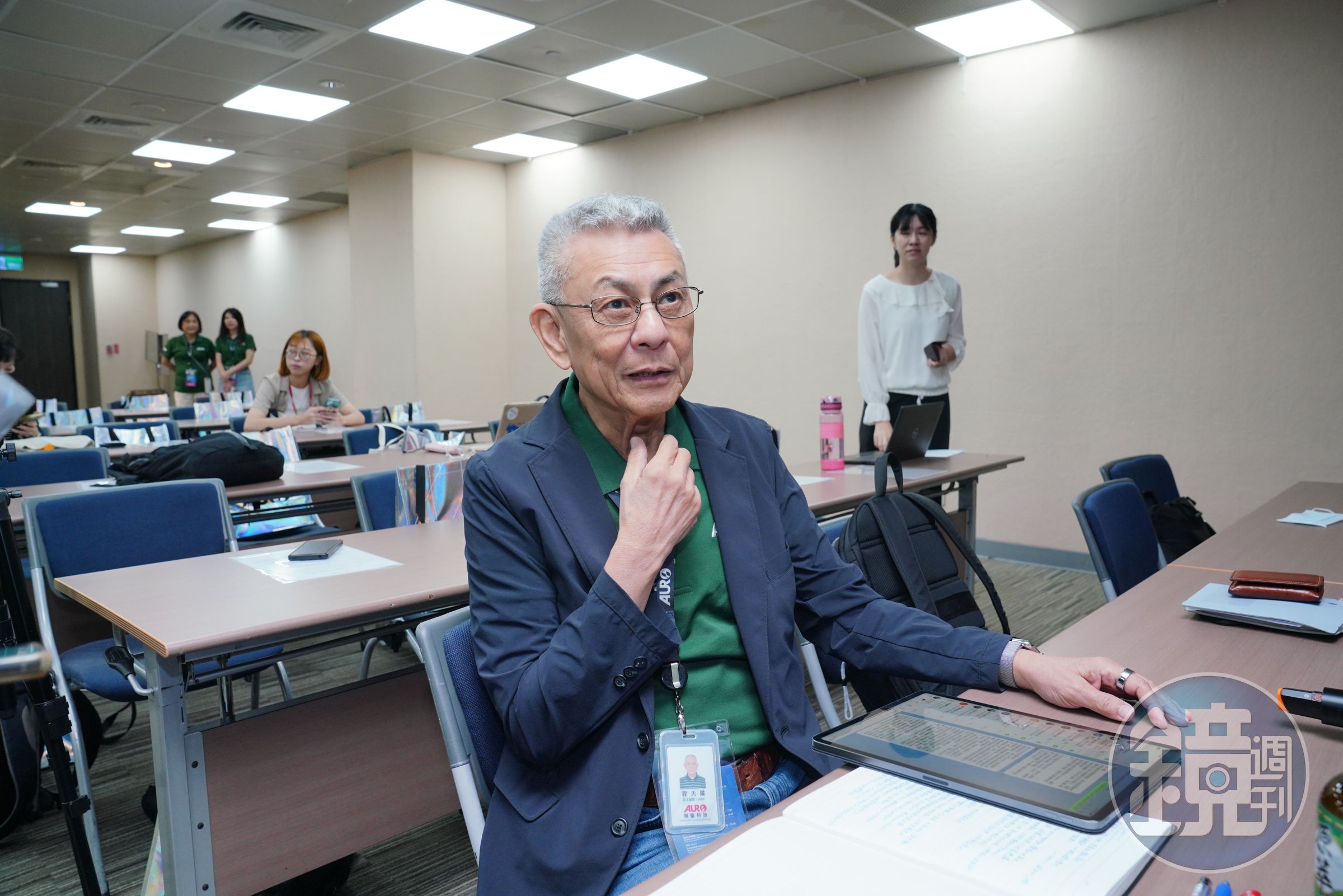 和椿董事長程天縱談到科技趨勢變化，更親自拿起筆來逐一解說。