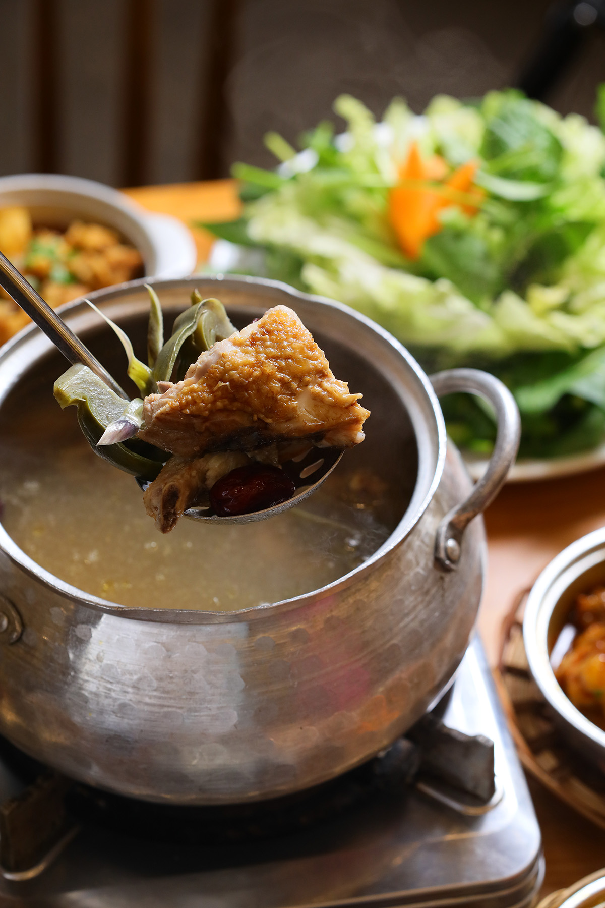 「朝鮮薊雞湯」滋味清甜醇厚。（30萬越南盾／份，約NT$388）