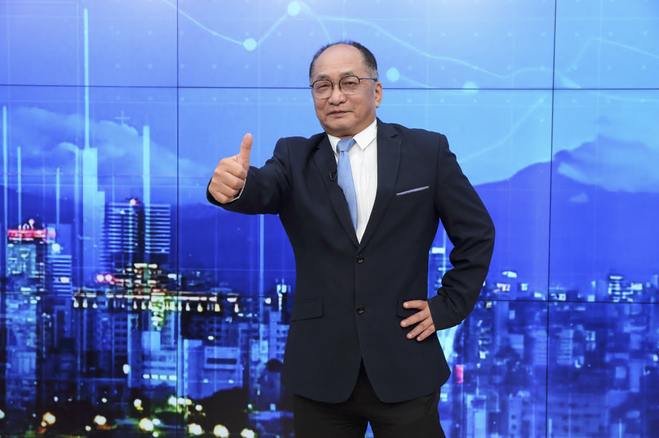 房產專家帥過頭說，趁房市盤整期間，能多進場看房，有出價就有機會成功。