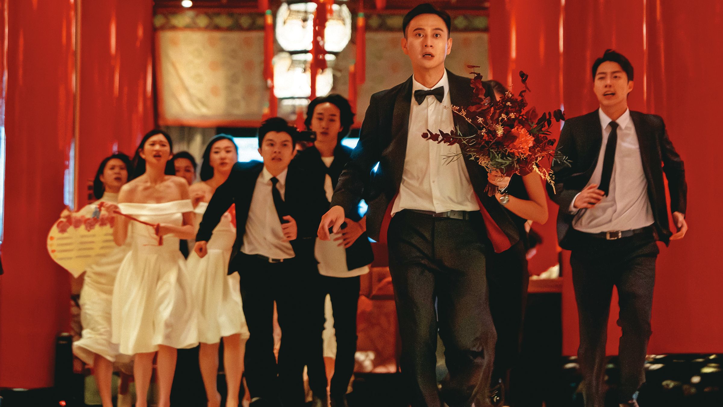 劉冠廷飾演的新郎為了滿足失和的離婚父母都能主持他的婚禮,他唯有一天舉辦2場婚宴,搞到雞飛狗跳。(水花電影提供)