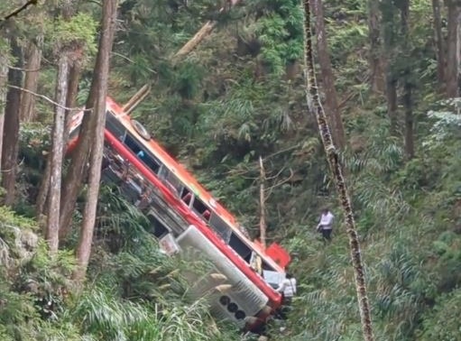 南投竹山鎮杉林溪自然園區花卉中心，稍早驚傳一台遊覽車在園區內墜谷意外。（翻攝自Threads@peng840406）