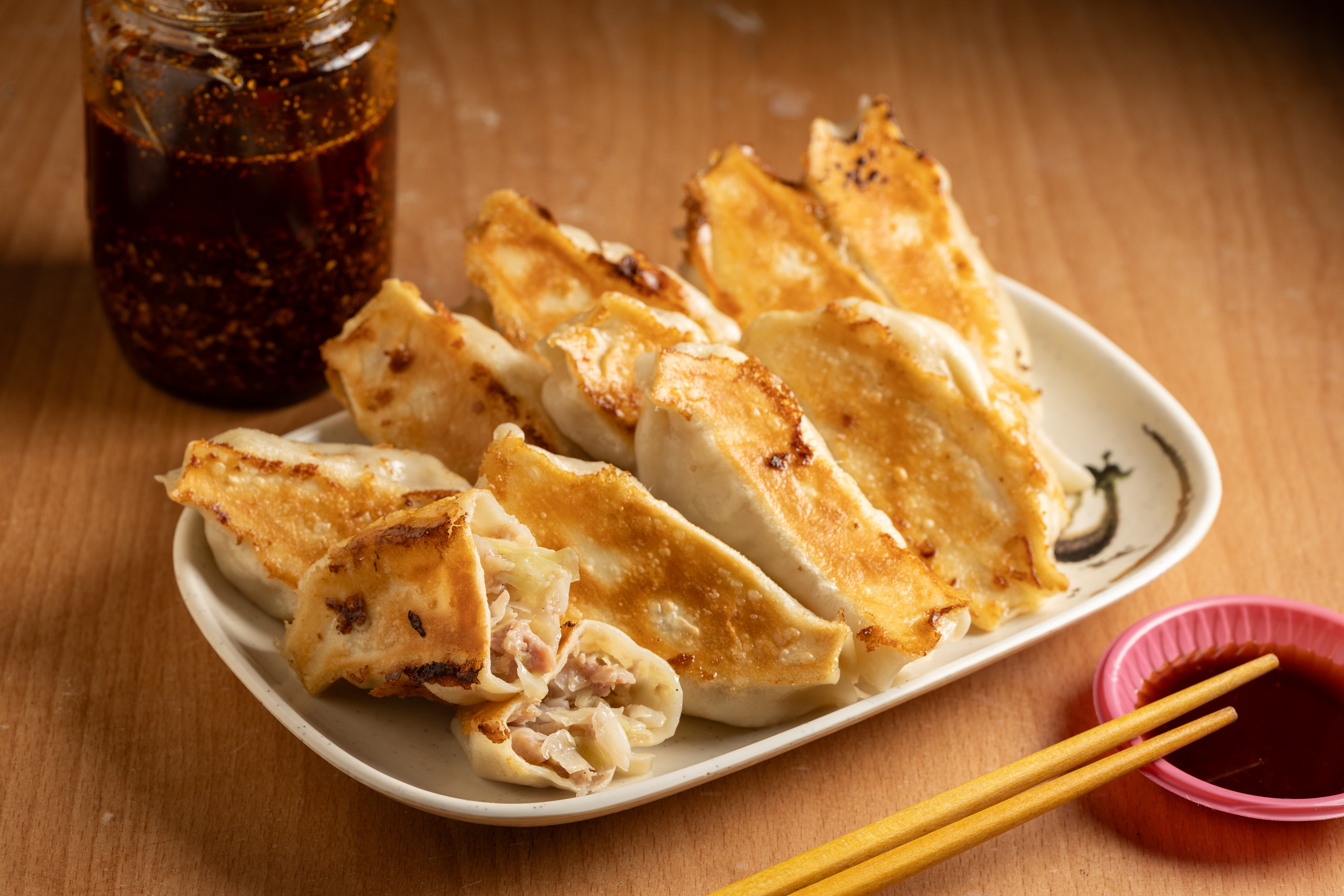 「鍋貼」底部煎得焦黃酥脆，肉餡新鮮甜美，沾蒜蓉醬油很對味。（8元／顆）