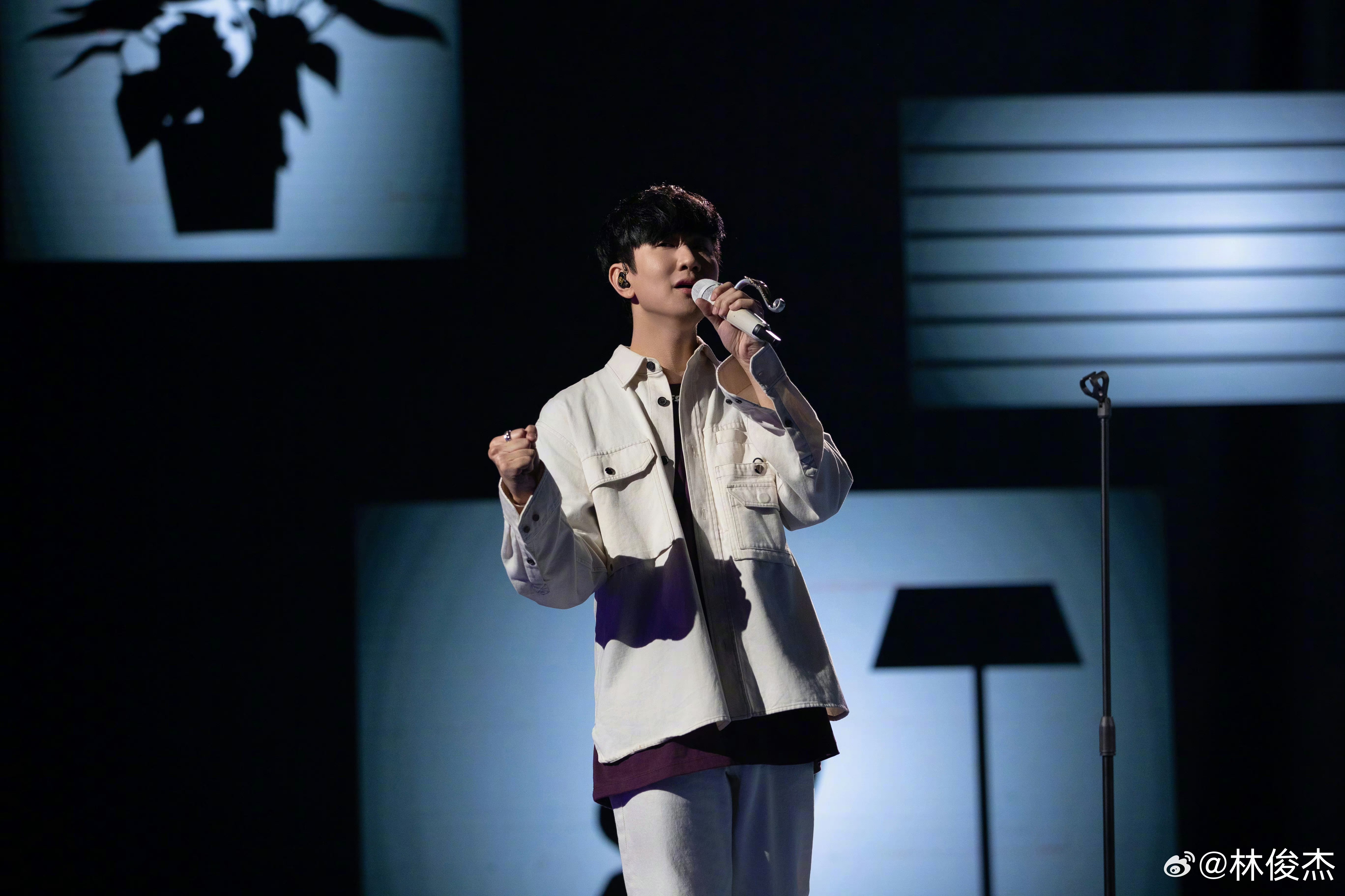 林俊傑「JJ20世界巡迴演唱會」叫好叫座,卻發生粉絲搶購成都場門票,出票卻變成林子祥演唱會門票的烏龍。(翻攝自林俊傑微博)