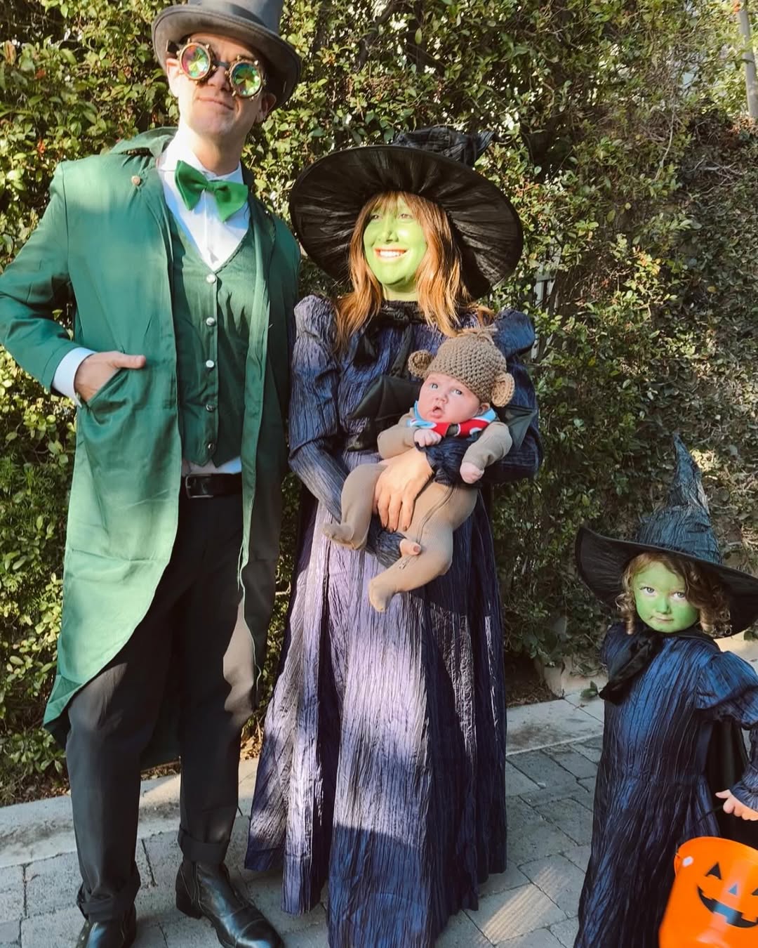 艾希莉與丈夫、女兒們萬聖節扮成魔法壞女巫。(翻攝ashleytisdalefrench IG)