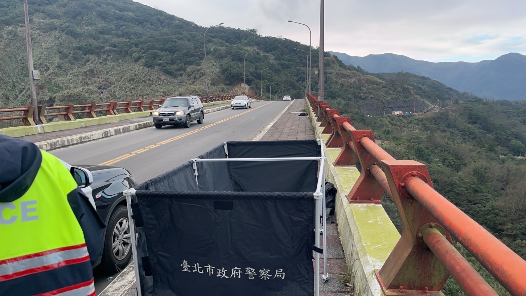 馬槽橋面與河谷高度差超過10公尺,警消利用吊掛系統將女子遺體吊起。(翻攝畫面)