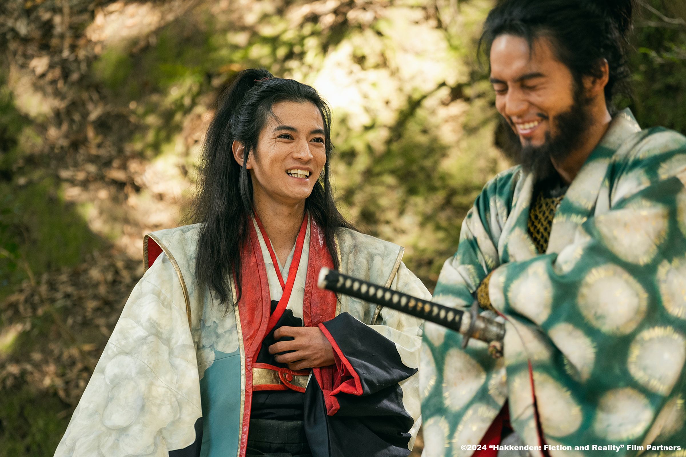 渡邊圭祐 (左)與水上恒司在《八犬傳》中上演經典的「芳流閣對決」。(原創娛樂提供)