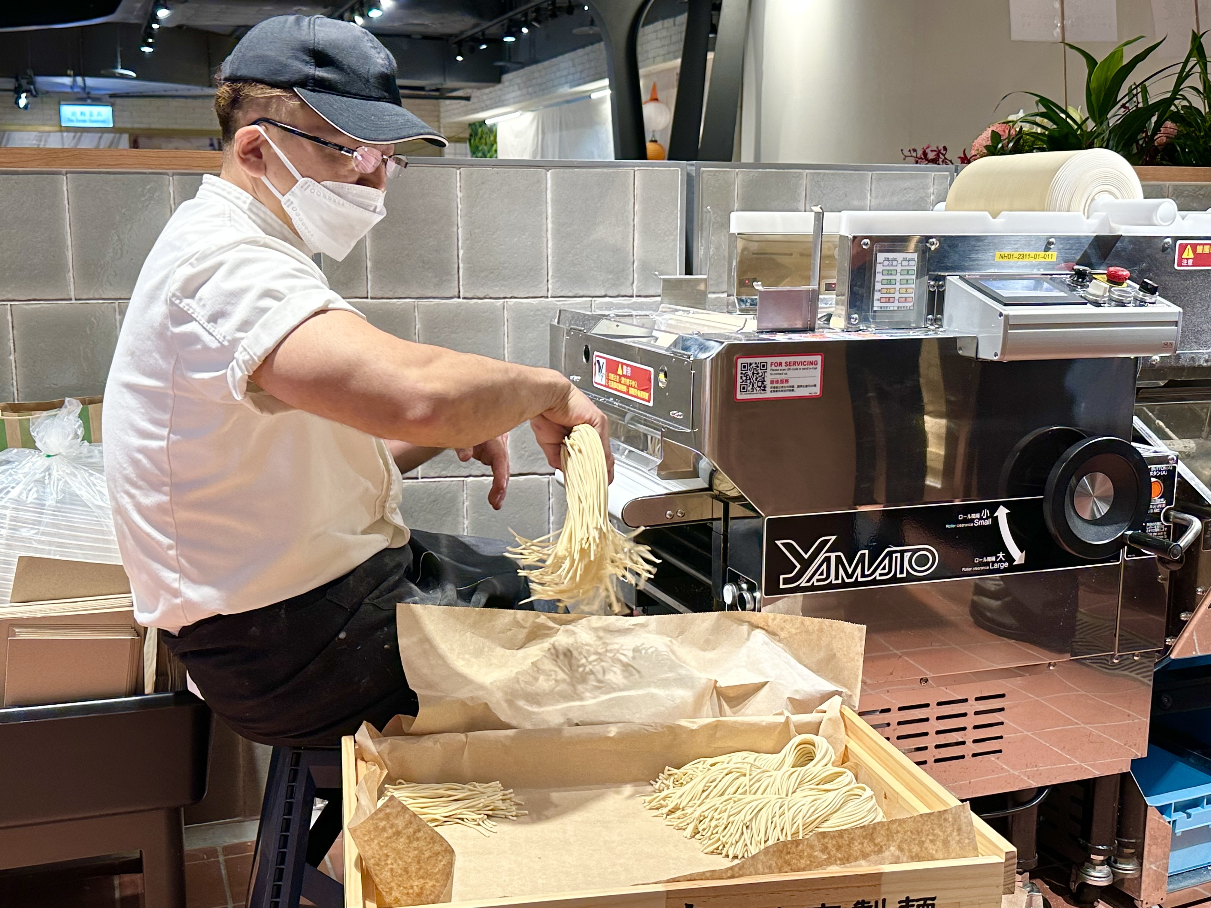 炒麵的麵條都是每天在店裡新鮮製作。