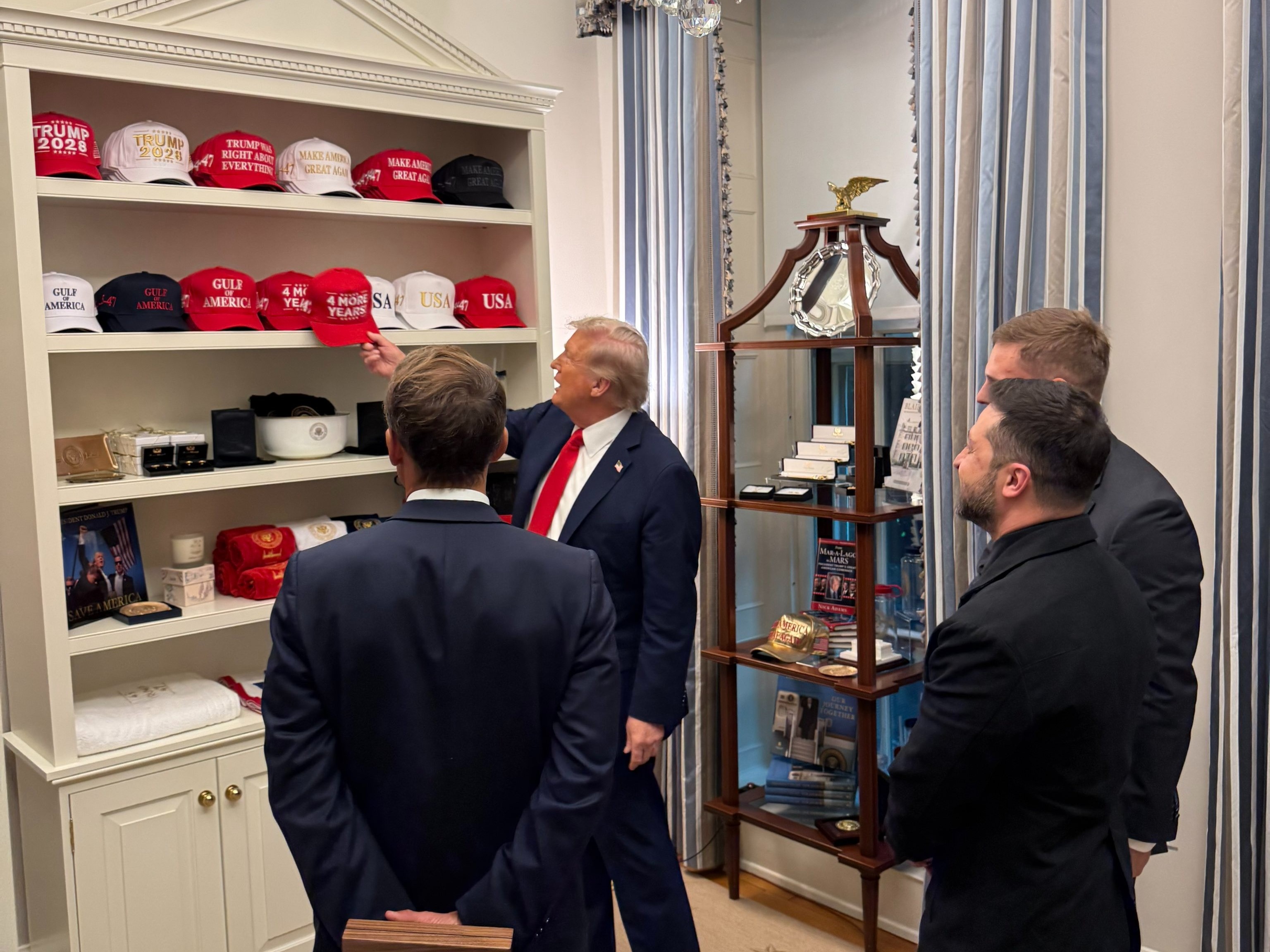 川普在白宮向澤倫斯基、馬克宏展示自己的收藏。（翻攝X@MargoMartin47）