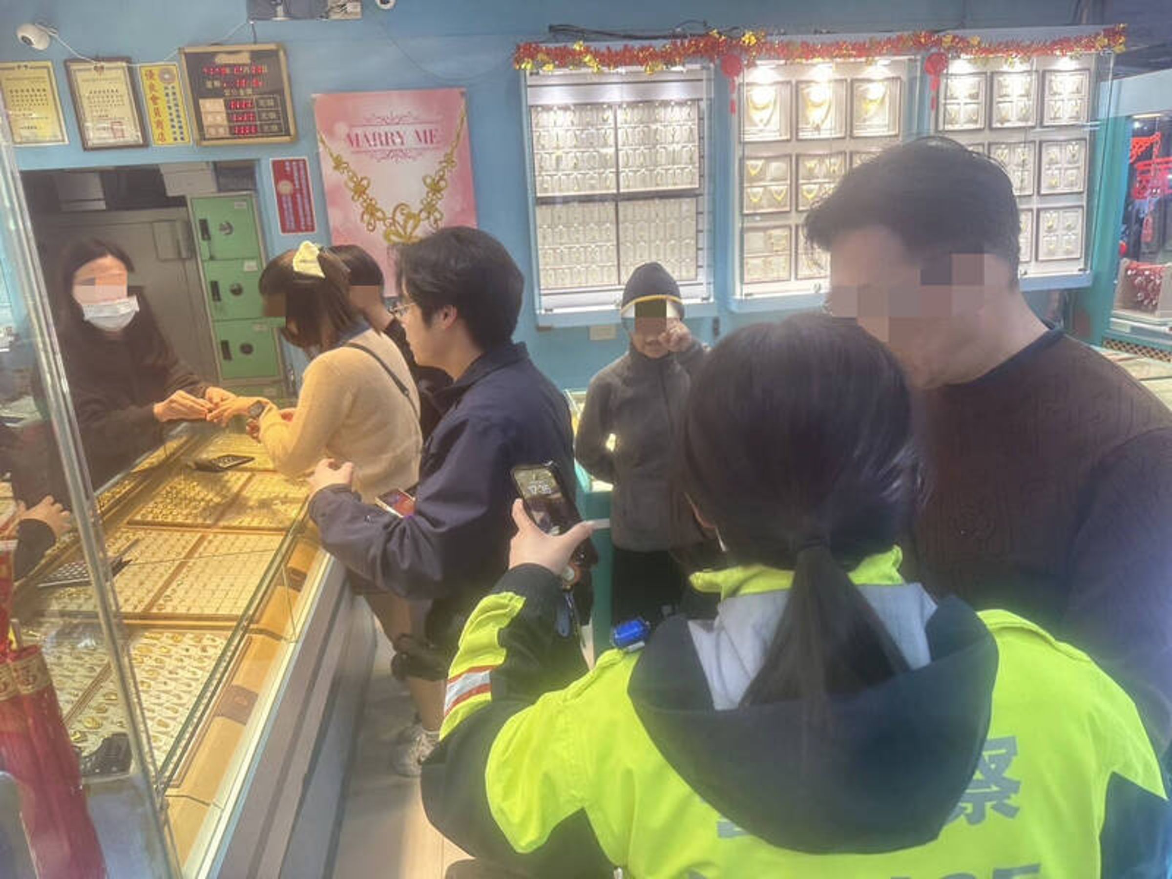 日前中壢區中平路一家銀樓遭搶,群眾合力制伏搶匪,警方回現場蒐證。(警方提供)