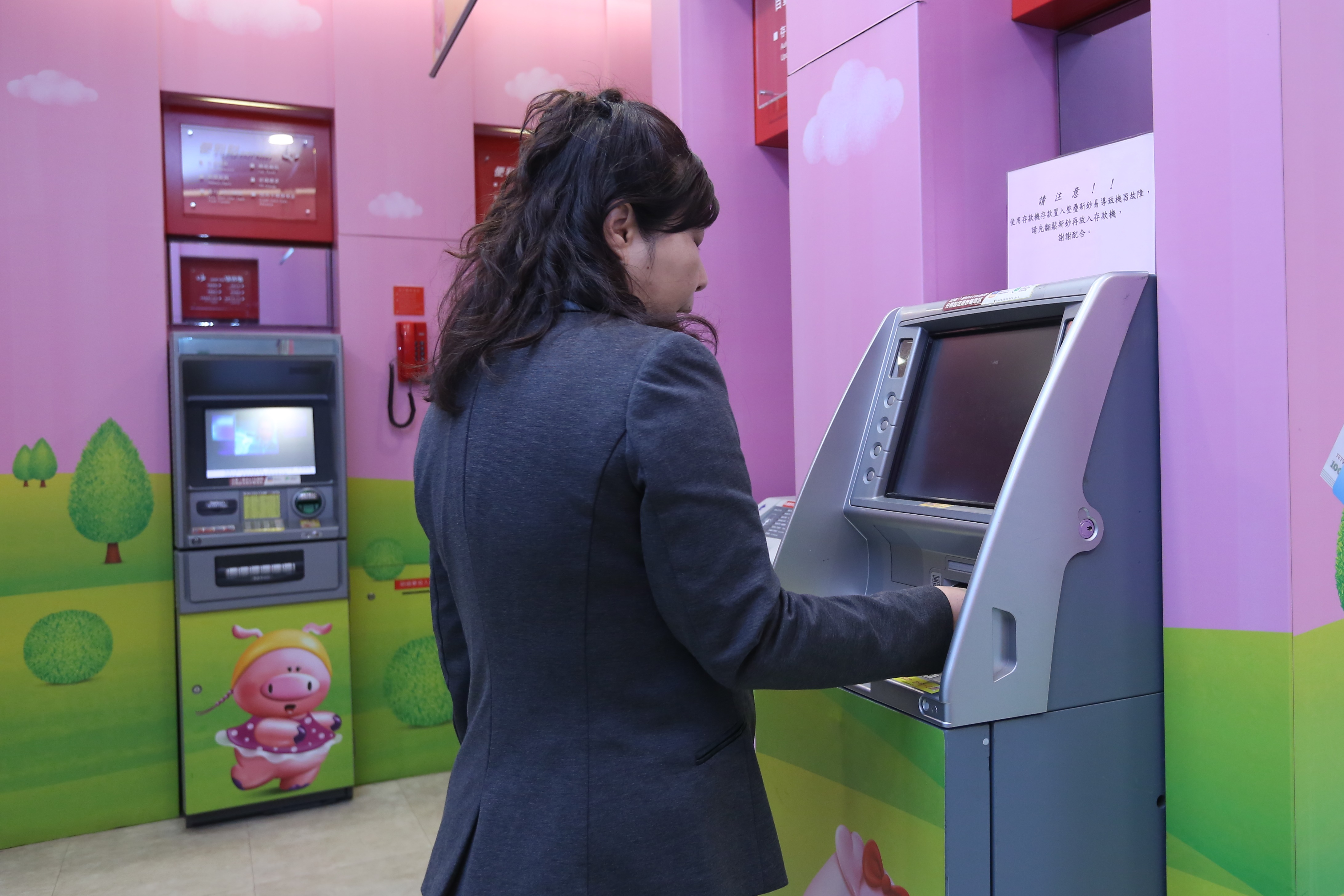 國內2023年詐騙案件量前3名，依序為「假投資」「假網路拍賣」及「解除分期付款」，近期也出現假買家騙真賣家的詐騙手法。（示意圖，本刊資料照）