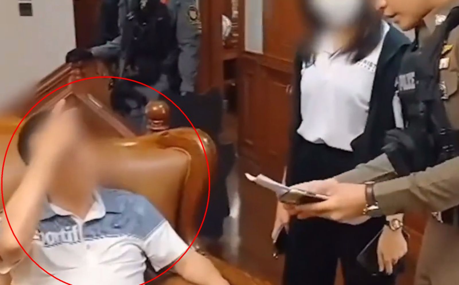 張姓台商（紅圈者）涉嫌買凶殺害自己老婆、兒子跟律師，警方獲報上門逮捕。（圖／翻攝自เจาะลึกทั่วไทย Inside Thailand 臉書）