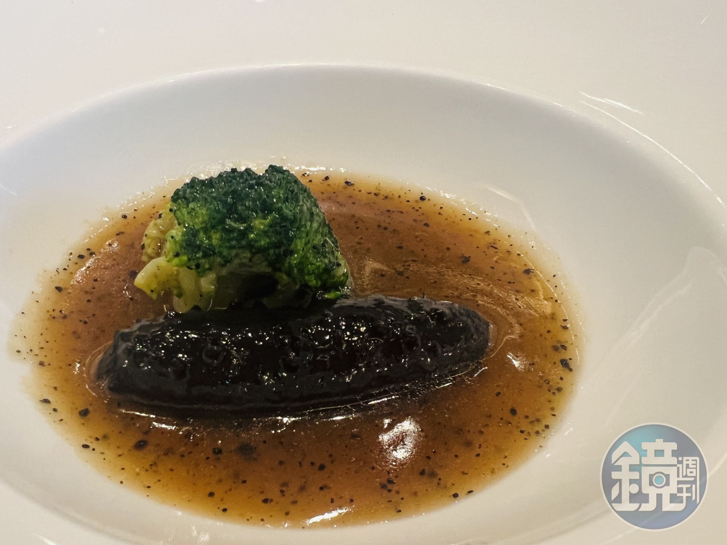 最後加入現刨黑松露的「黑松露紅燒海參」，海味稍嫌濃厚。
