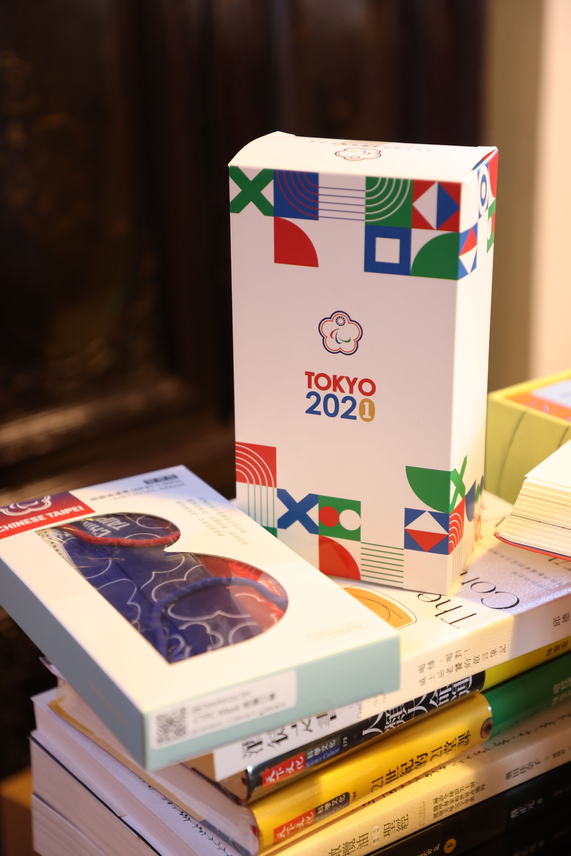 羅敏儀的辦公室裡還放著2021東京帕運的紀念品。