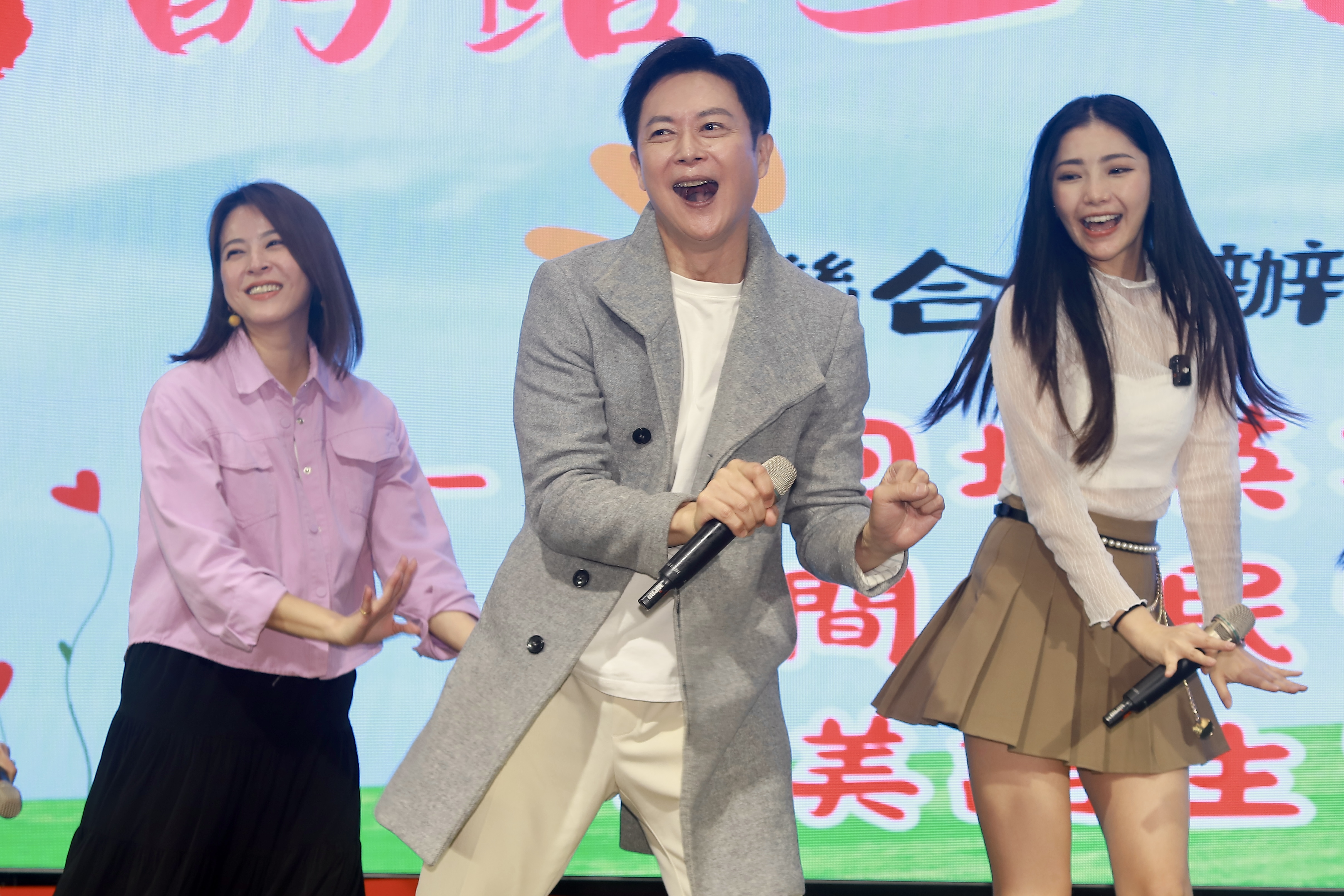 王燦雖然《好運來》角色惹怒觀眾，現場仍跟蘇晏霈、楊淨宇一起唱跳。（民視提供）