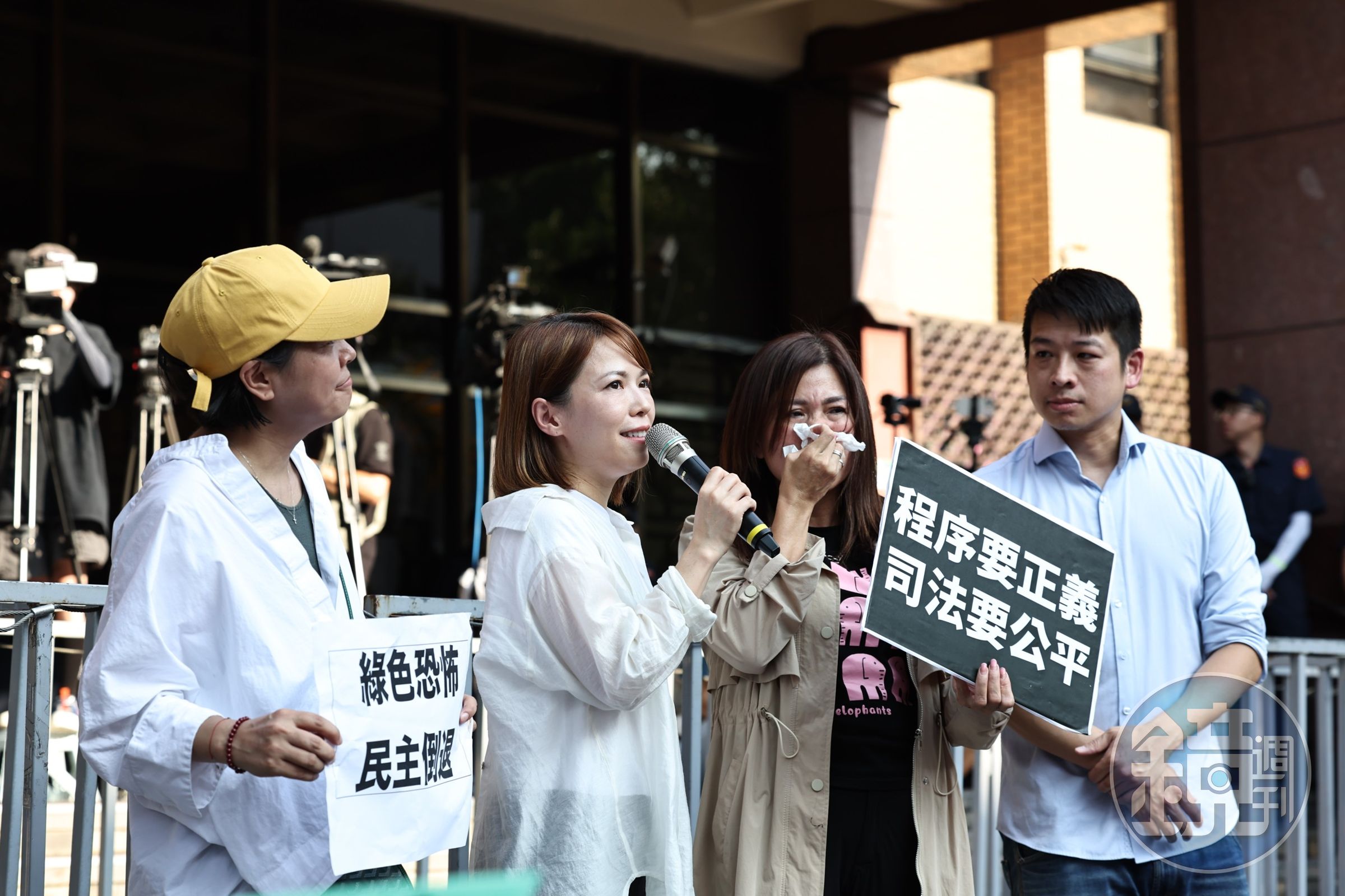 陳智菡(持麥可風者)質疑新竹馬偕兒童醫院容積率暴增,更喊要查圖利大家一起來。(本刊資料照)