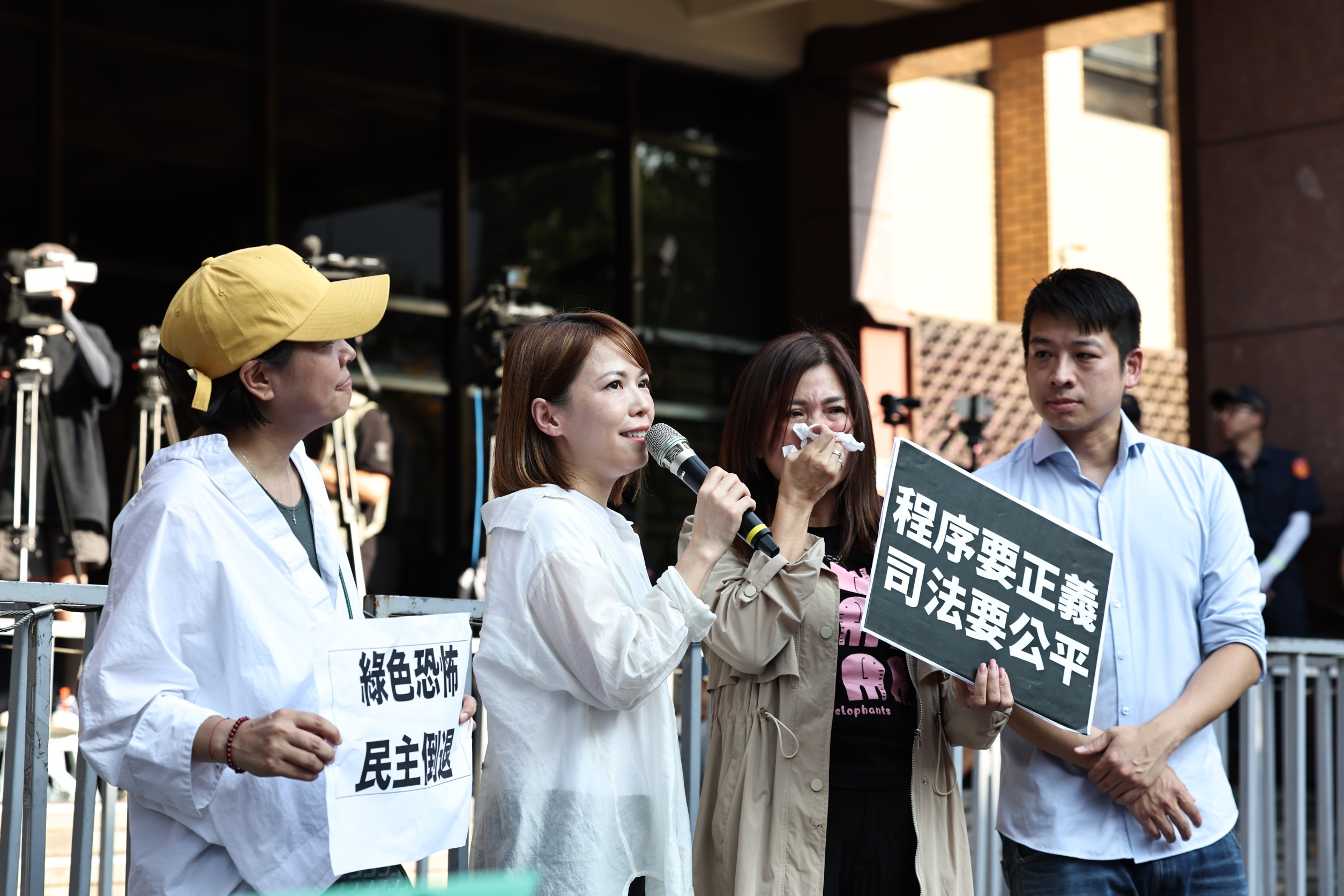 陳智菡（持麥可風者）質疑新竹馬偕兒童醫院容積率暴增，更喊要查圖利大家一起來。（本刊資料照）