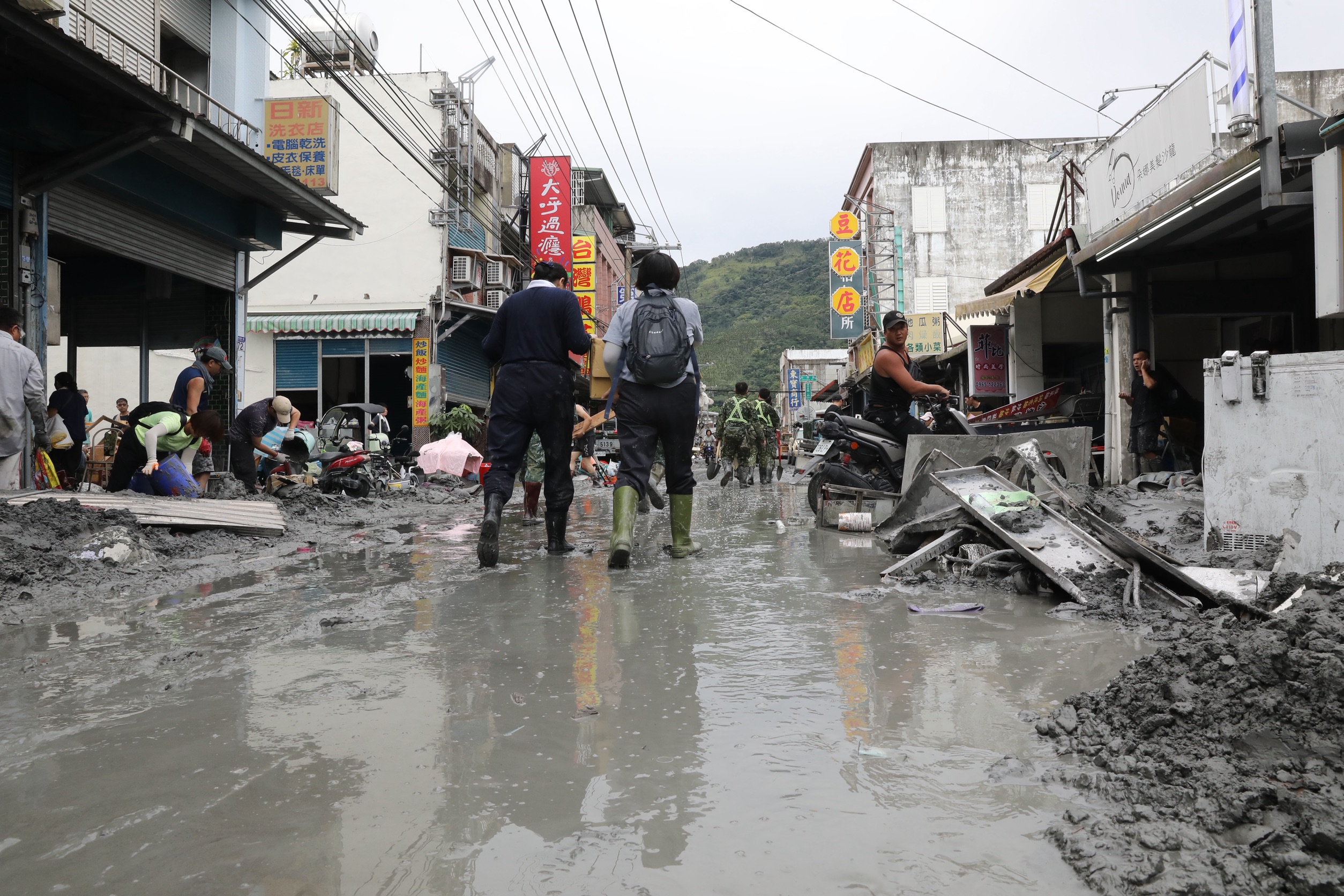 光復鄉災後復原工作持續進行，花蓮縣政府今晚宣布，光復鄉明天停止上班、停止上課。