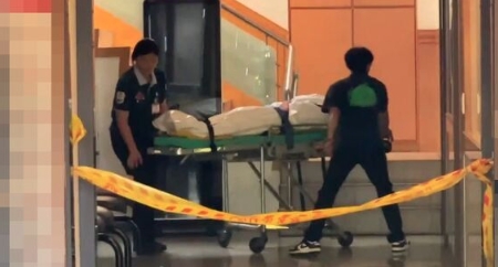 台南市東區林森路一間眼科診所昨日中午發生一起極其嚴重的致命工安意外,警方與救護人員接獲報案後迅速趕往現場拉起封鎖線。(翻攝畫面)