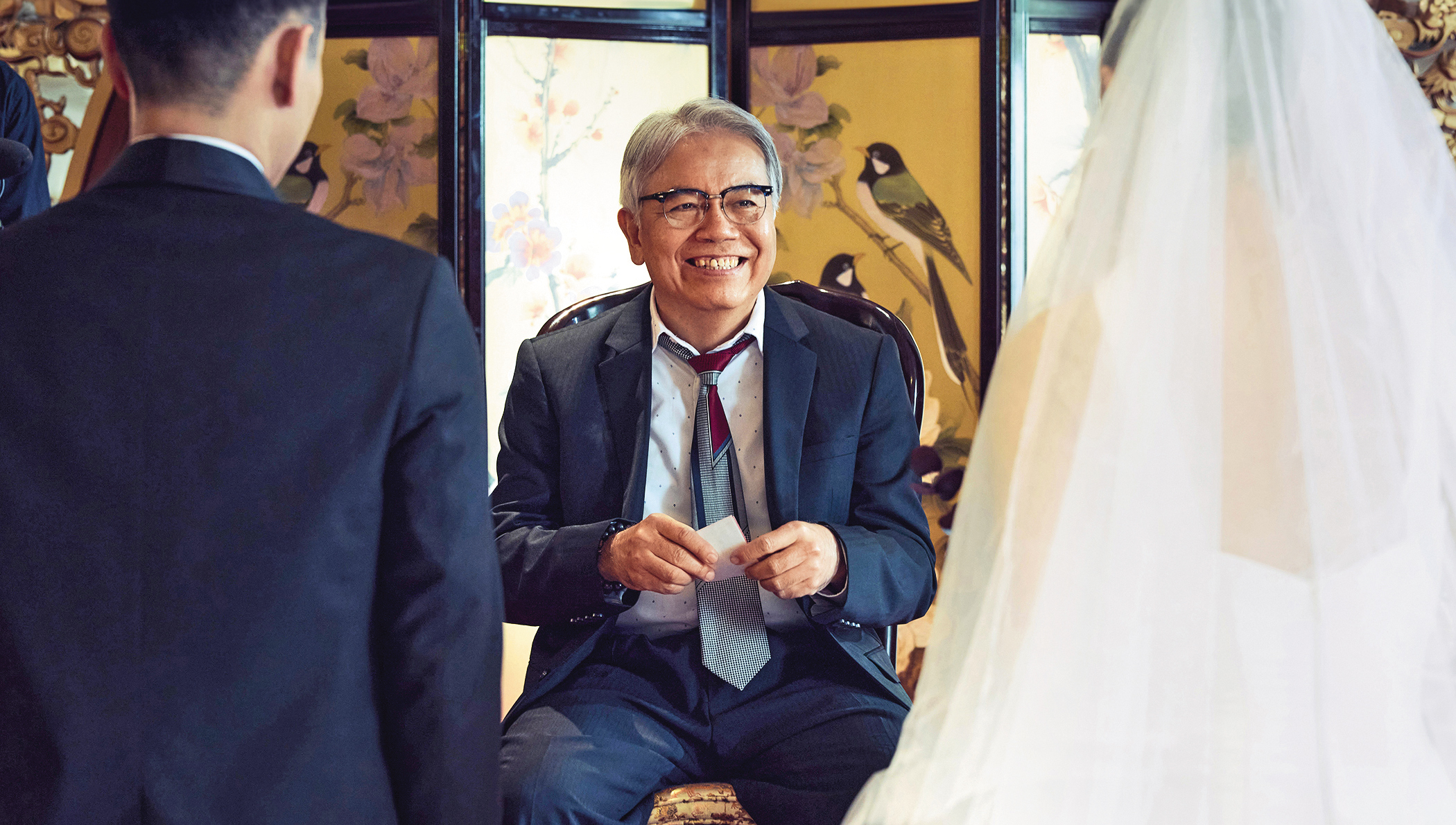 主創團隊以台港聯姻的設計平衡預算與故事架構,由香港資深演員田啟文扮演新娘的父親。(水花電影提供)
