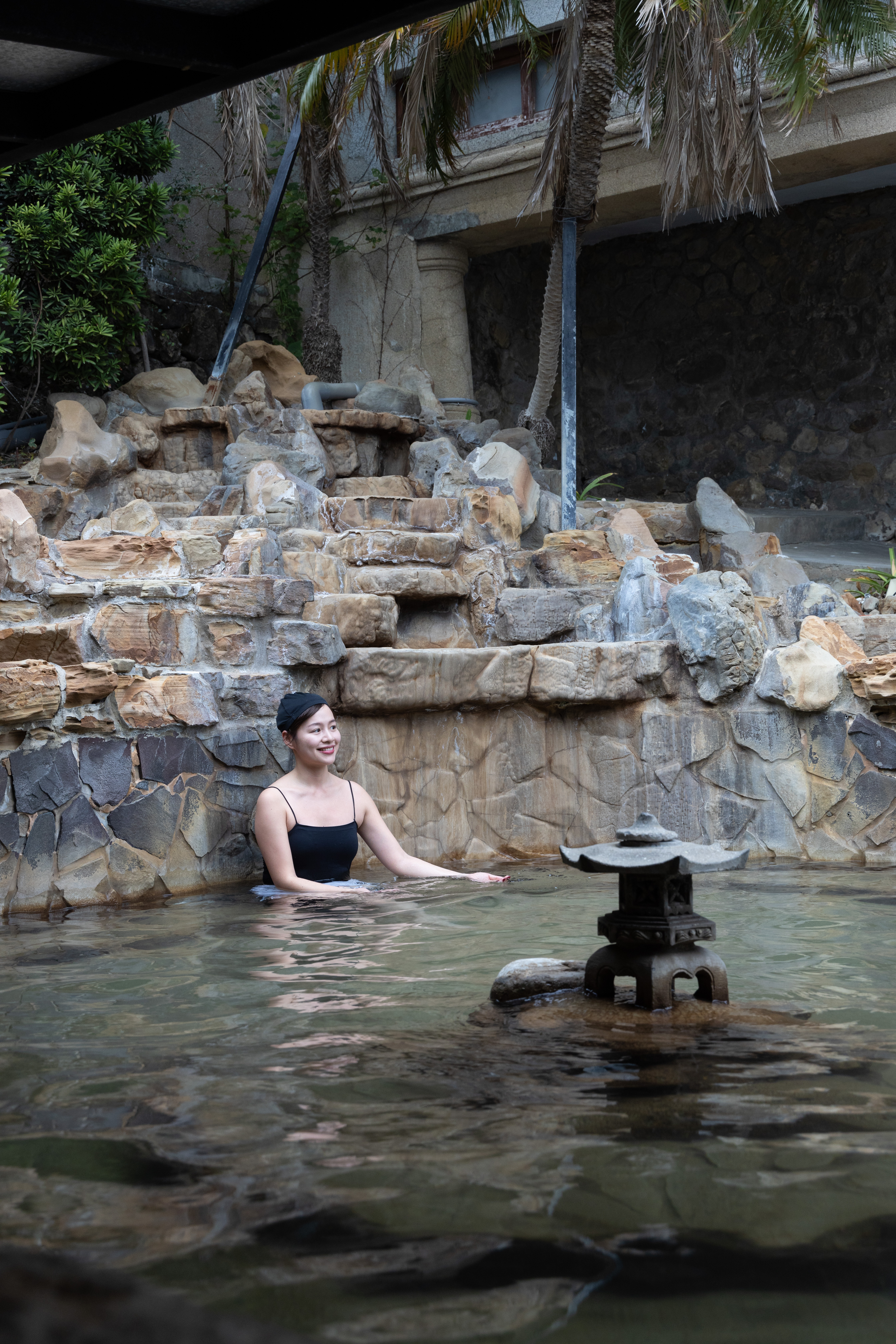 清泉日式溫泉館擁有地下天然湧泉，大眾池需穿著泳衣、泳帽入場。
