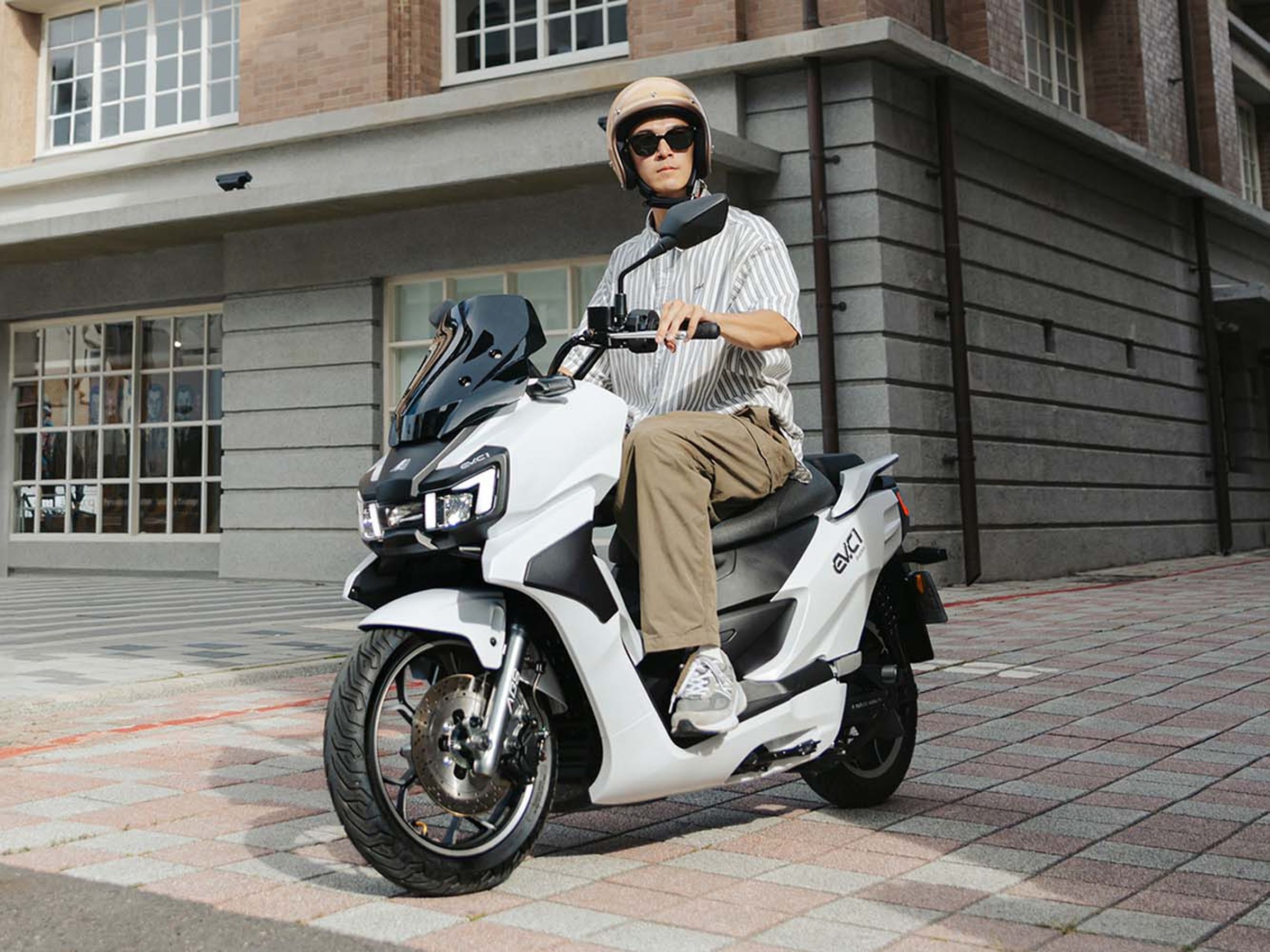 與韓國合作的EV-C1，建議售價124,980元。