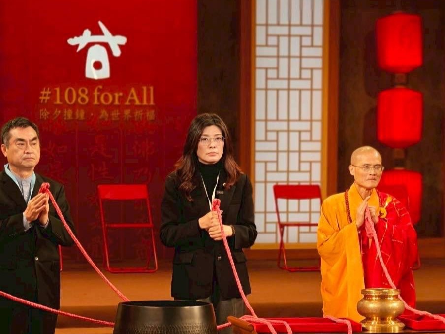 國民黨主席鄭麗文昨（16日）除夕夜前往新北市金山區法鼓山敲鐘祈福。（翻攝自臉書中國國民黨 KMT）