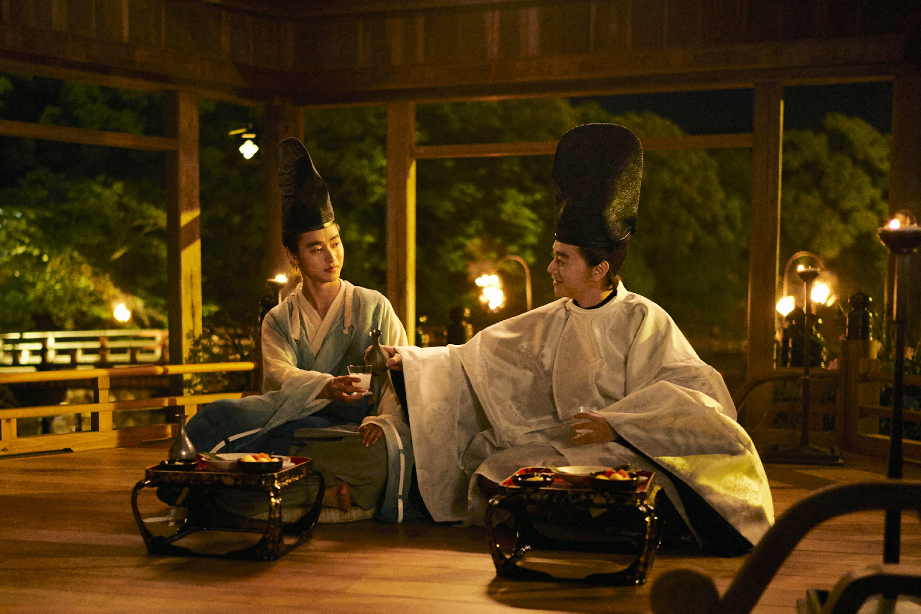 染谷將太（右）跟山崎賢人（左）在開拍《陰陽師0》前，共同進行角色互換研討會來揣摩彼此角色。（采昌國際多媒體提供）