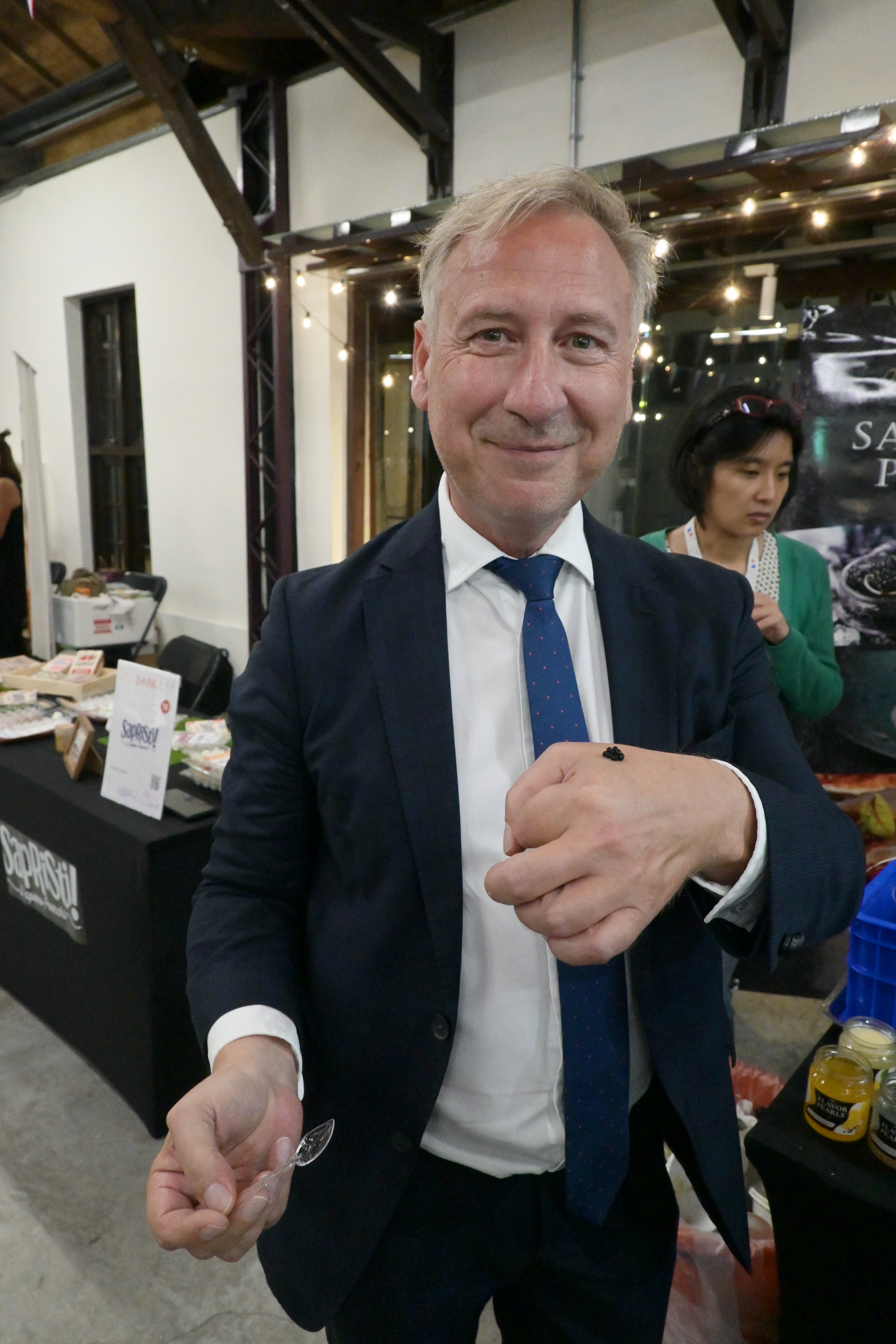 法國在台協會商務處處長高德廉（François Cotier）在場示範如何品嘗Christine le Tennier風味珍珠晶球。
