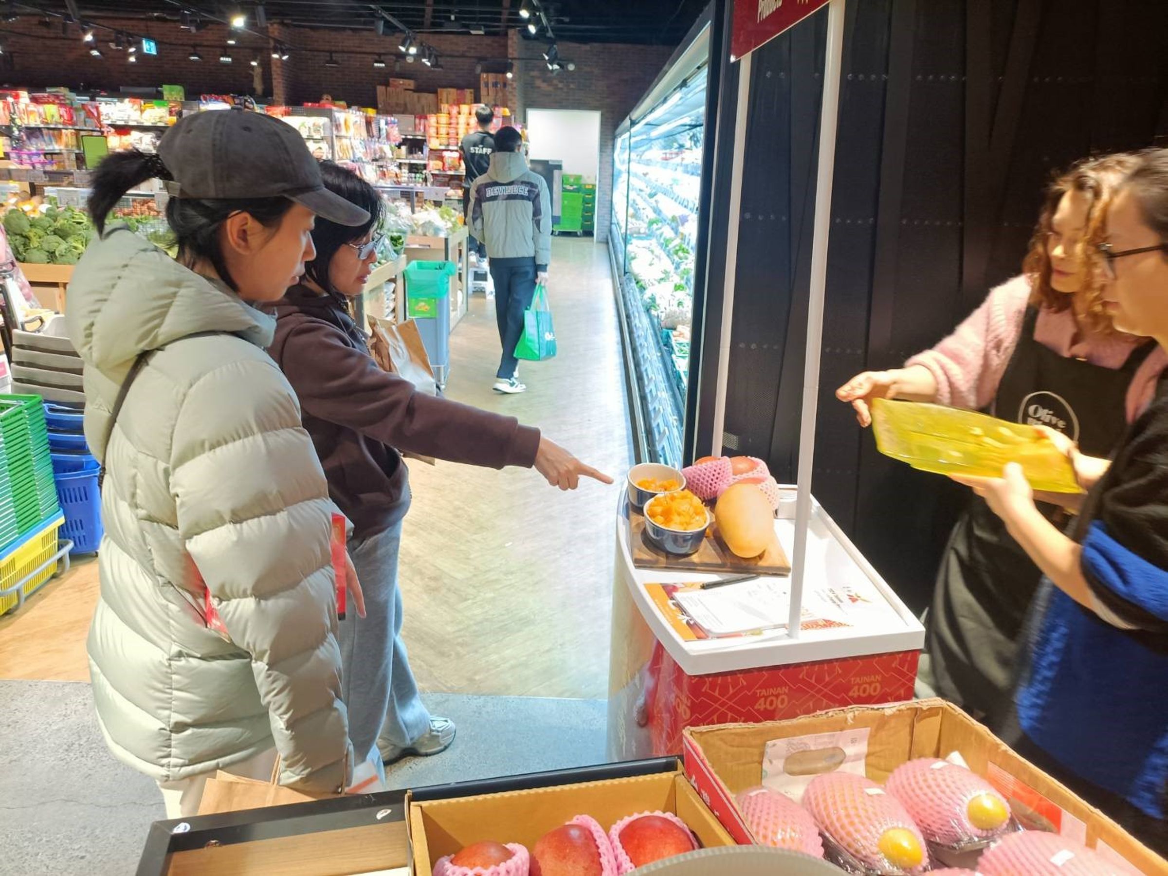 於Tai Ping Broadway Newmarket（太平超市）舉辦通路試吃活動，現場民眾踴躍靠攤選購。