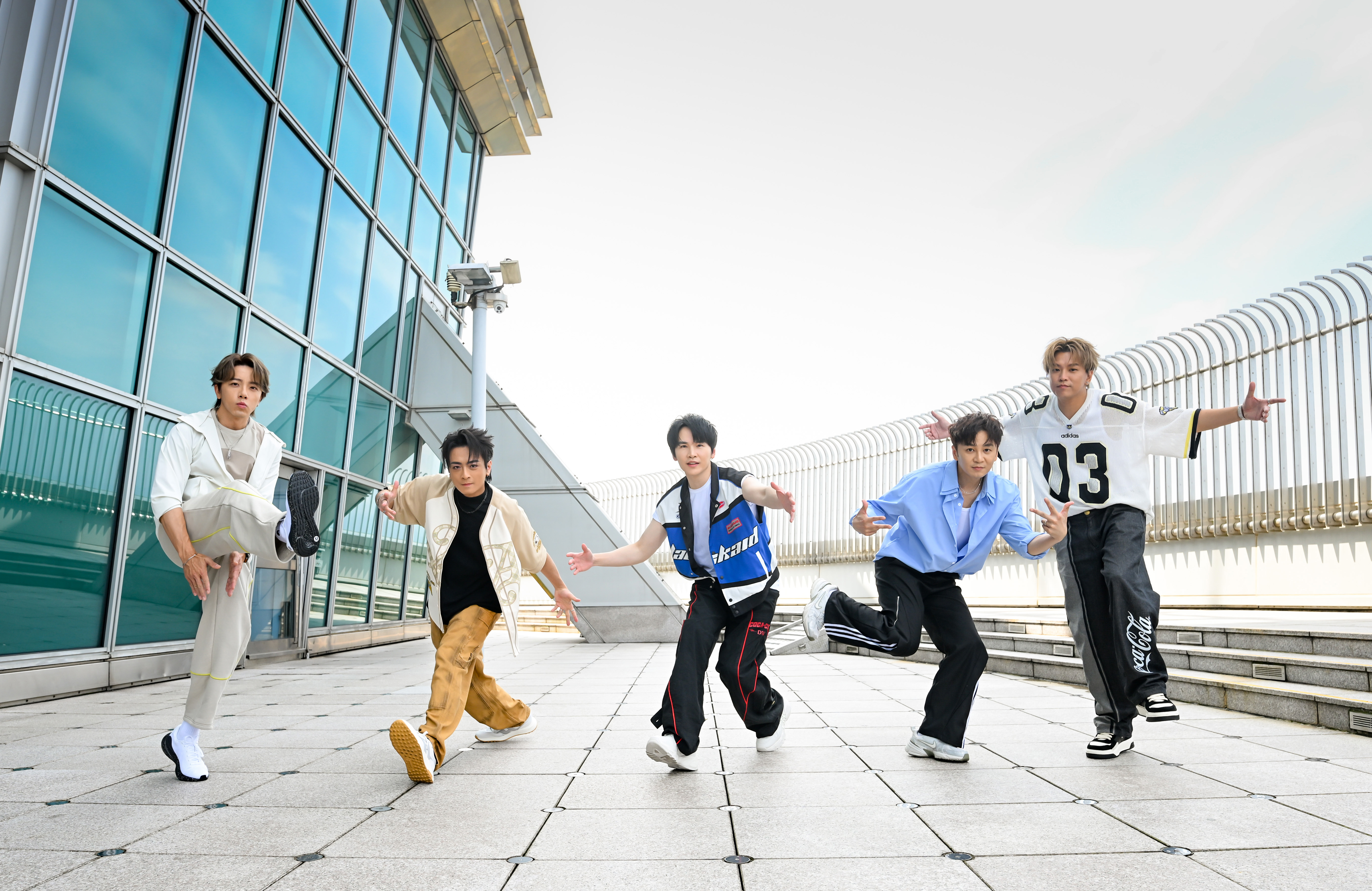 天團Energy挑戰《不可能的任務：最終清算》台北101爬樓梯登高，並各自完成指定任務挑戰，在觀景台合體大跳16蹲。（UIP提供）