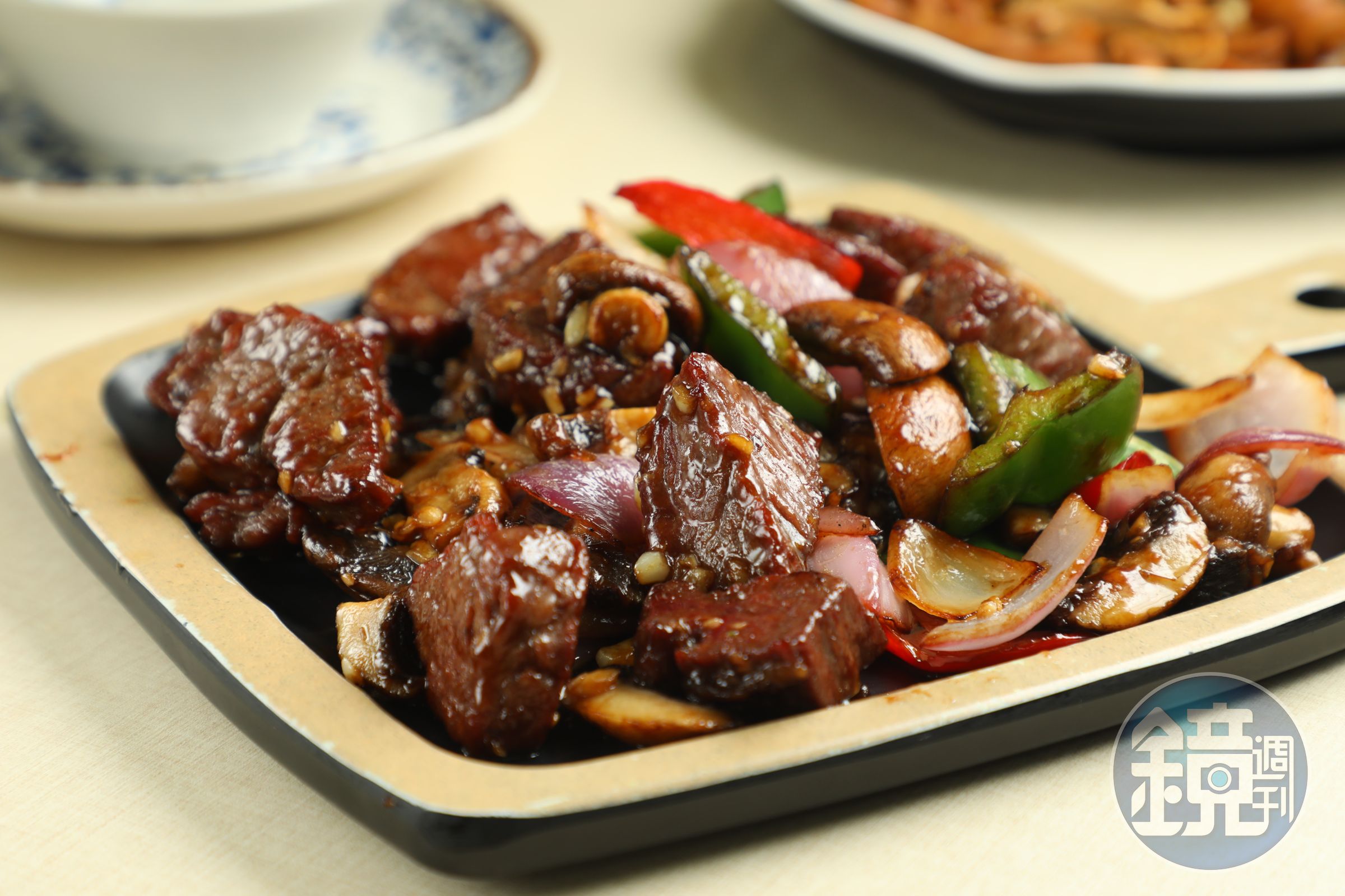 「蒜香蘑菇牛柳粒」蒜氣十足，超級下飯。（港幣179元／份，約NT$684）