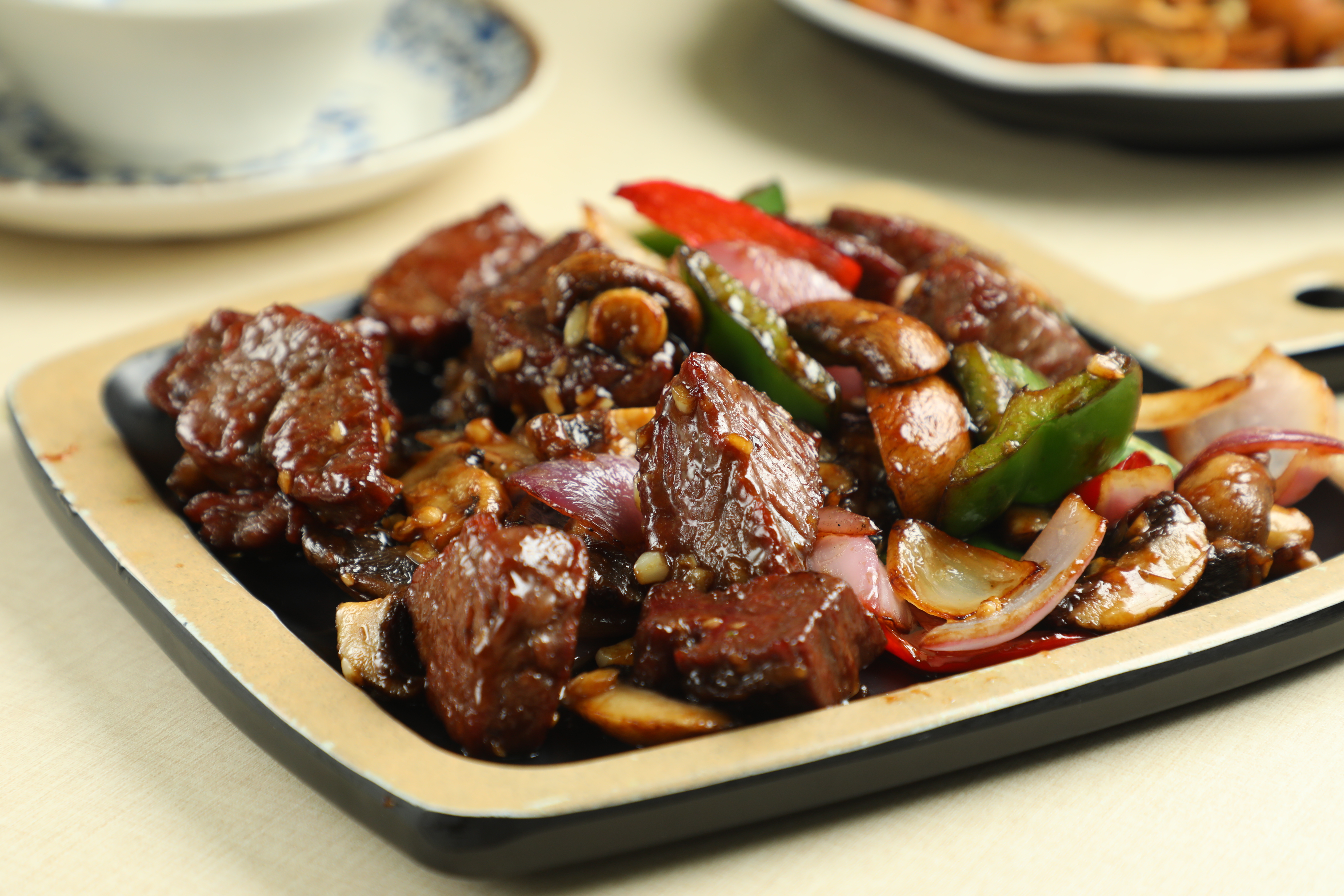 「蒜香蘑菇牛柳粒」蒜氣十足，超級下飯。（港幣179元／份，約NT$684）
