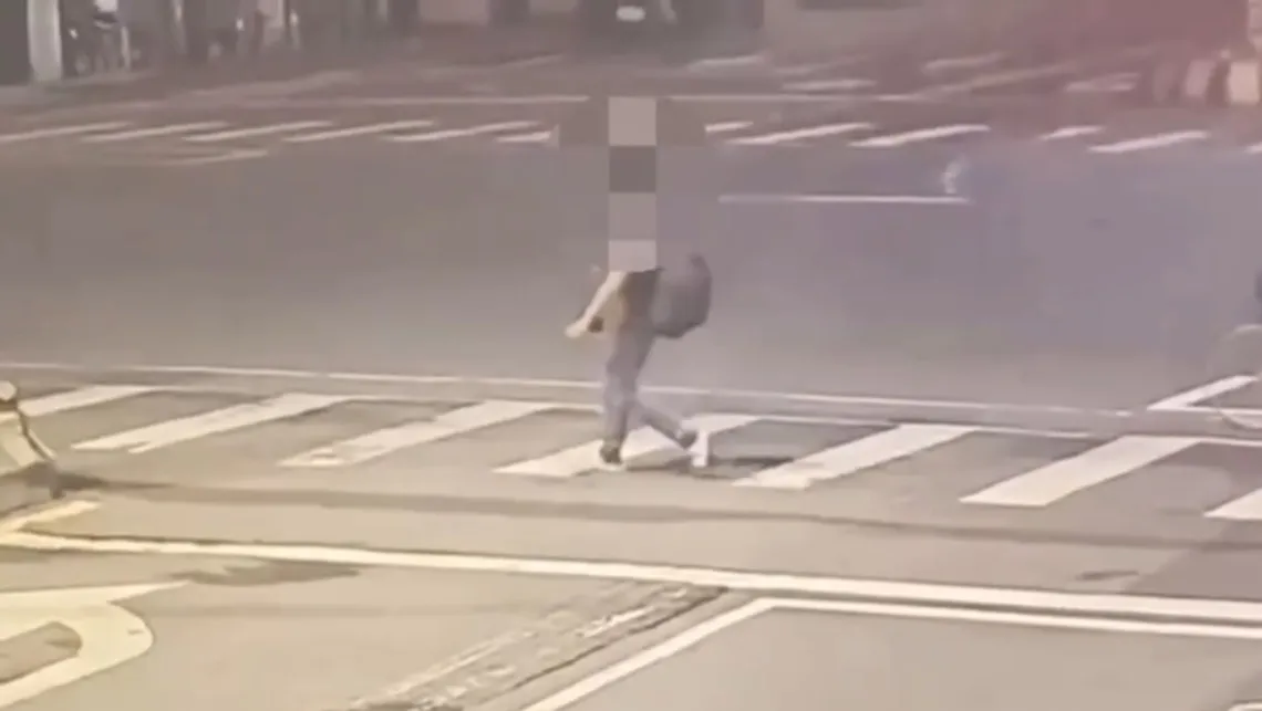蔡男連續2次到無人情趣商品店偷保險套，店家報警後，蔡男隨即遭逮。翻攝畫面