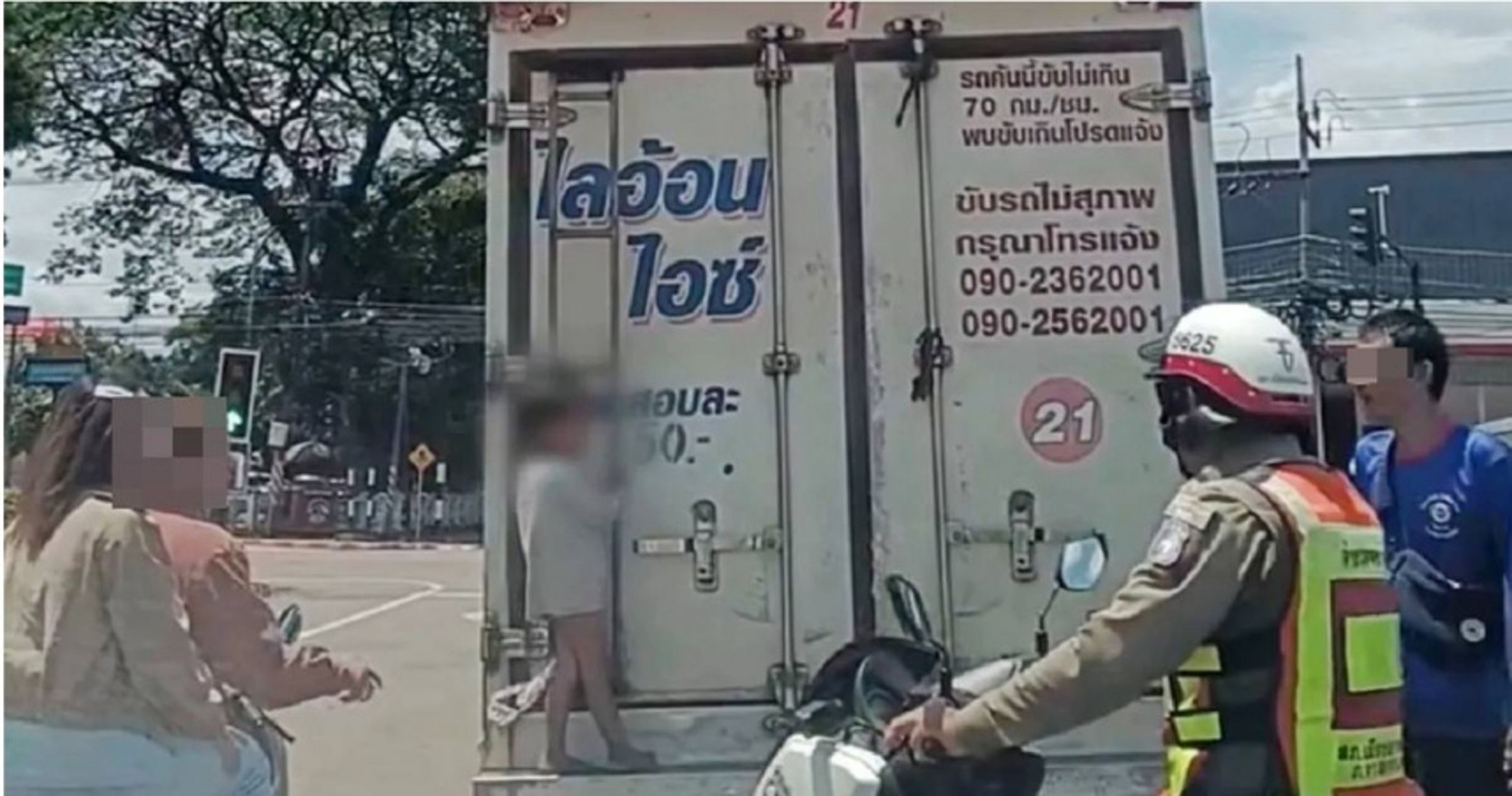 泰國沙功那空府發生一起驚險意外,一名4歲男童竟緊抓運冰小貨車車尾,一路懸空行駛超過10公里,所幸被執勤交警及時發現攔下,男童最終平安回到母親身邊。