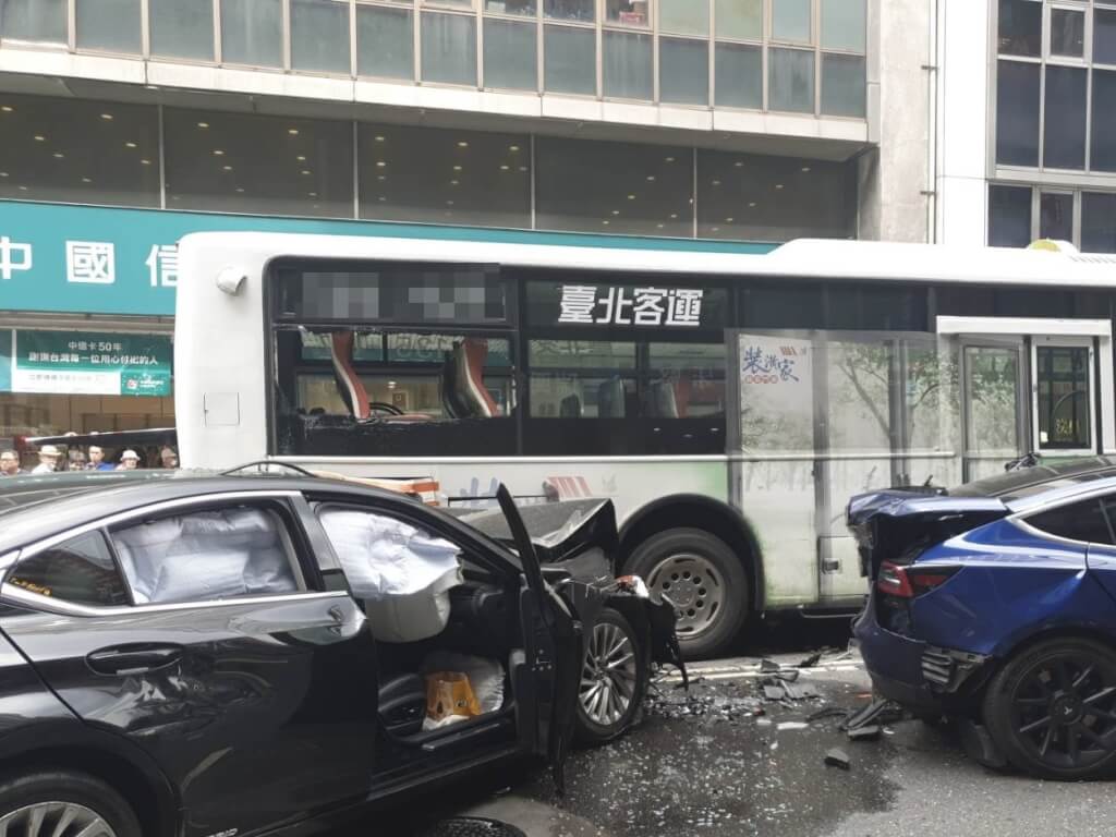 78歲無照老翁市區暴衝，釀8人受傷，現場驚悚如戰場。（翻攝畫面）