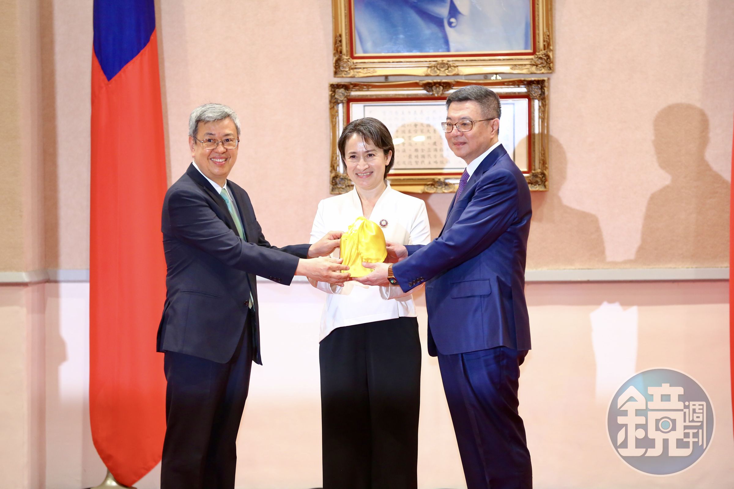 蕭美琴致詞時表示,「感謝陳院長的付出,帶領台灣打完一場好仗」。