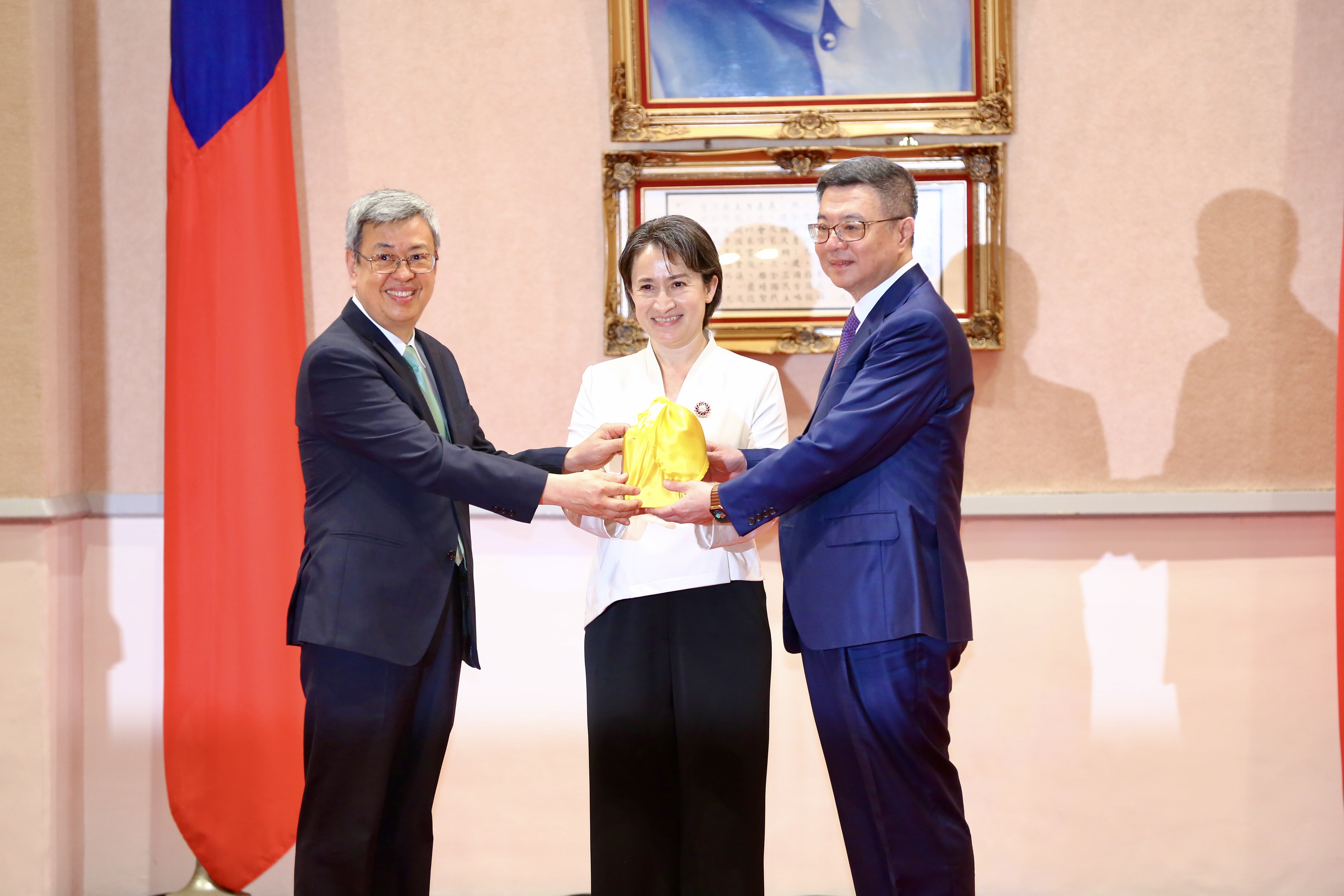 蕭美琴致詞時表示,「感謝陳院長的付出,帶領台灣打完一場好仗」。