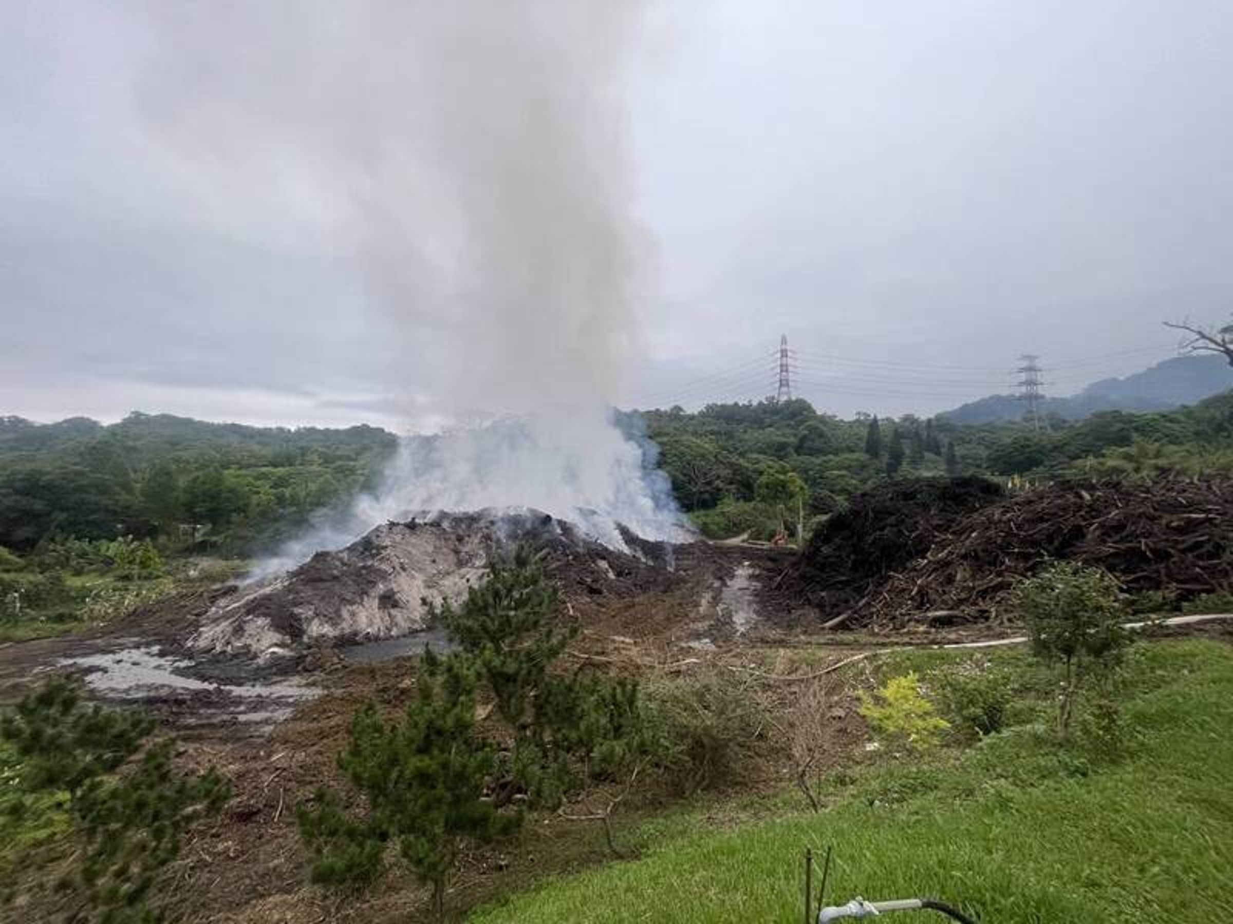 竹縣芎林鄉「倒別牛」山區廢木材場大火已經燒了一週,縣府消防局不斷挖壕溝、注水跟火神作戰,今天下午決定申請空勤隊支援滅火。(消防局提供)