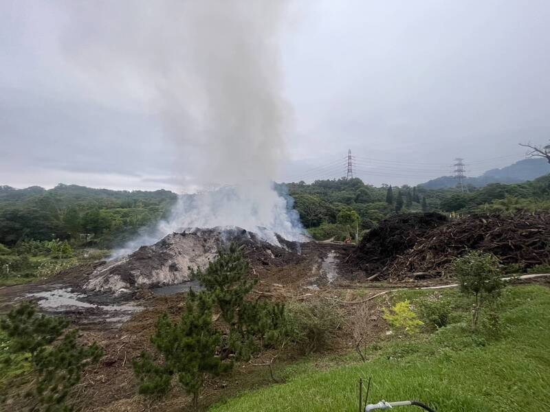 竹縣芎林鄉「倒別牛」山區廢木材場大火已經燒了一週，縣府消防局不斷挖壕溝、注水跟火神作戰，今天下午決定申請空勤隊支援滅火。（消防局提供）