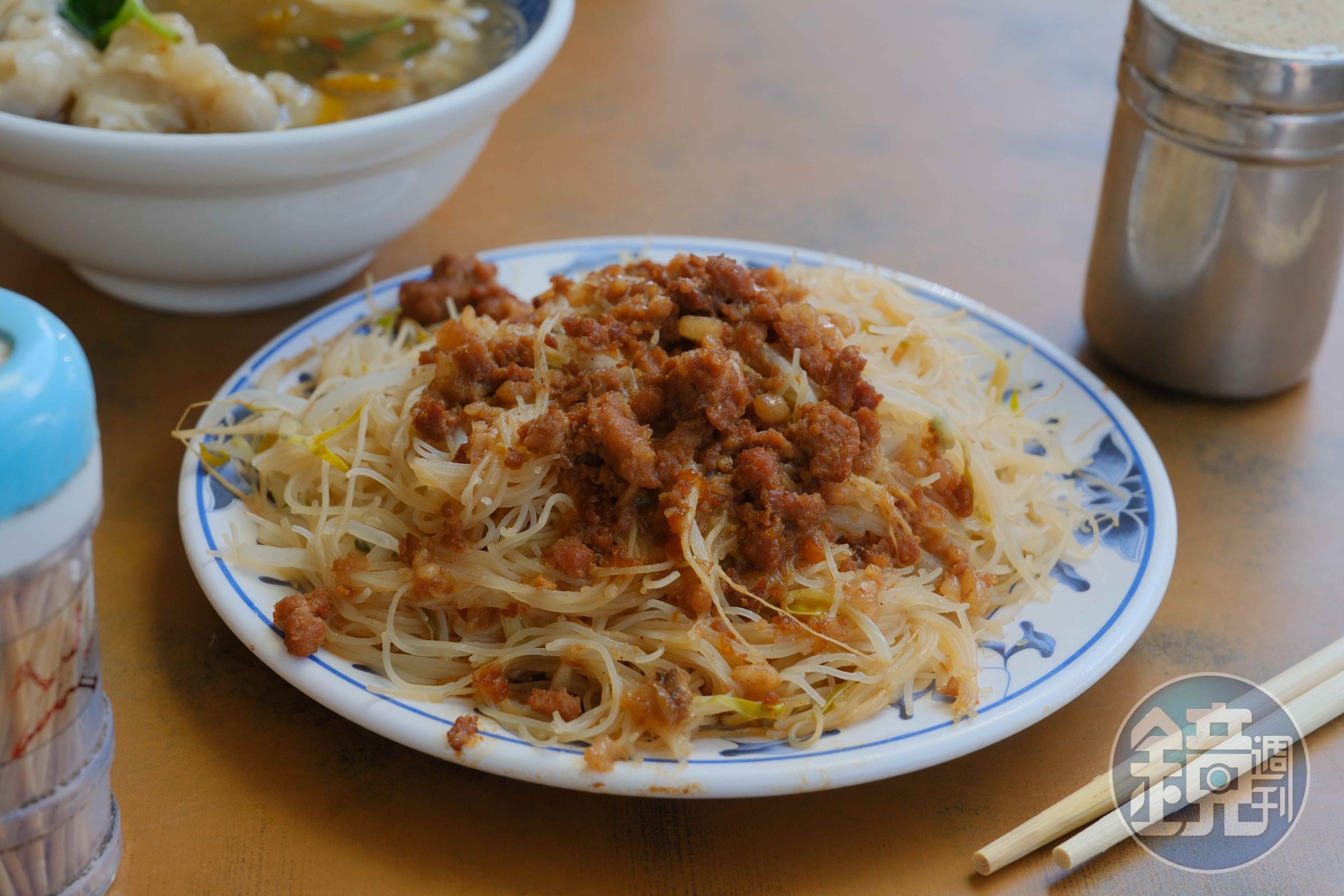 「魷魚平」的米粉濕潤，口感爽脆有咬勁，肉臊瘦而不膩，搭配招牌魷魚羹相當美味。