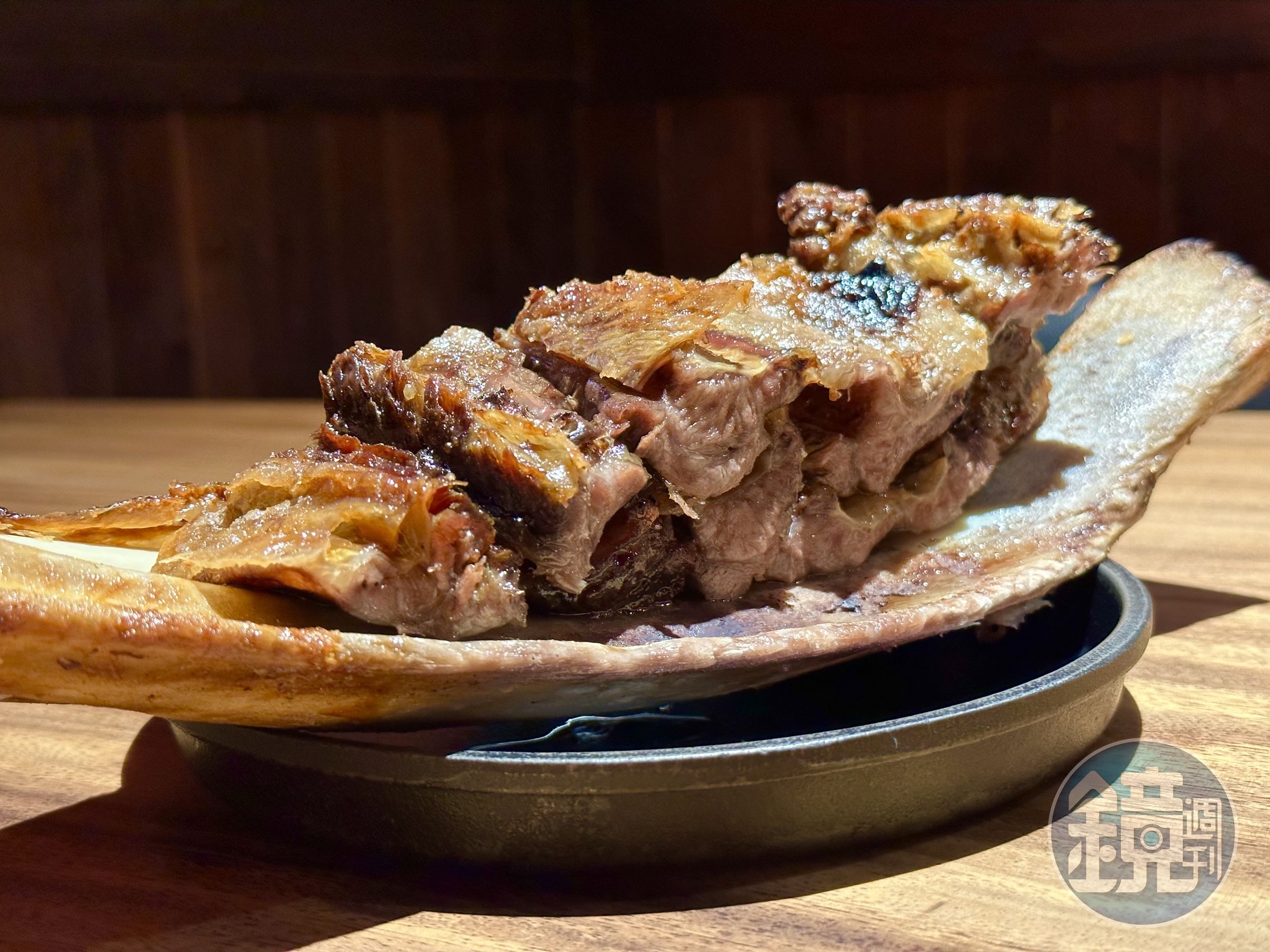 帶骨肉表皮烤得香脆,肉香明顯,還有一些筋的嚼感。