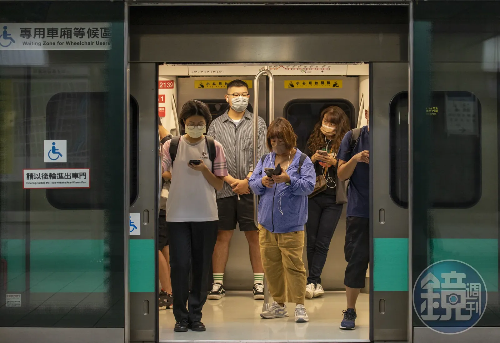 有網友抱怨，搭乘捷運時即使車廂內還有很多空間，但許多乘客總都會擠在門口。（示意圖／鏡週刊）