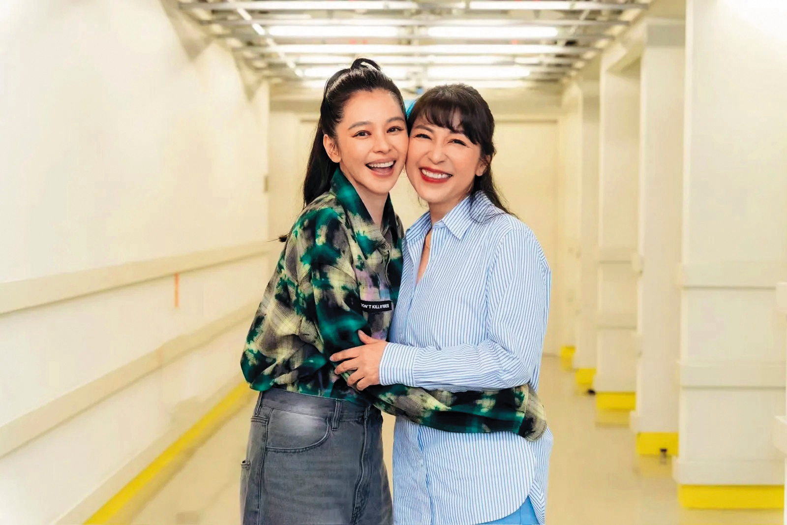 徐若瑄（左）今年6月擔任Bossa Nova女王小野麗莎（右）的嘉賓，兩人一同合唱徐若瑄的 〈翅膀╱翼〉及〈別人的〉。