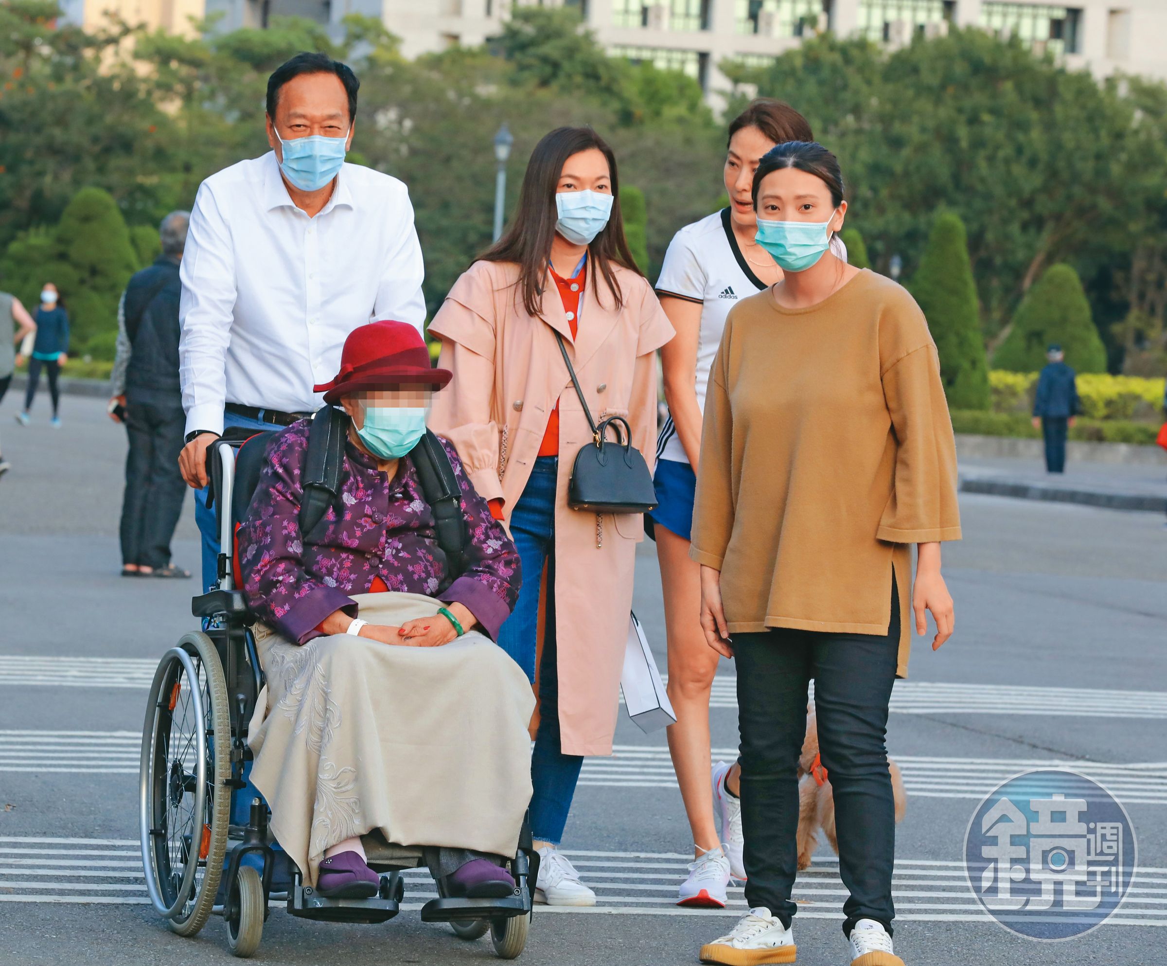 郭台銘(後排左一)與曾馨瑩(後排左二)陪郭媽媽(前)到國父紀念館散步,一路細心照料長輩。