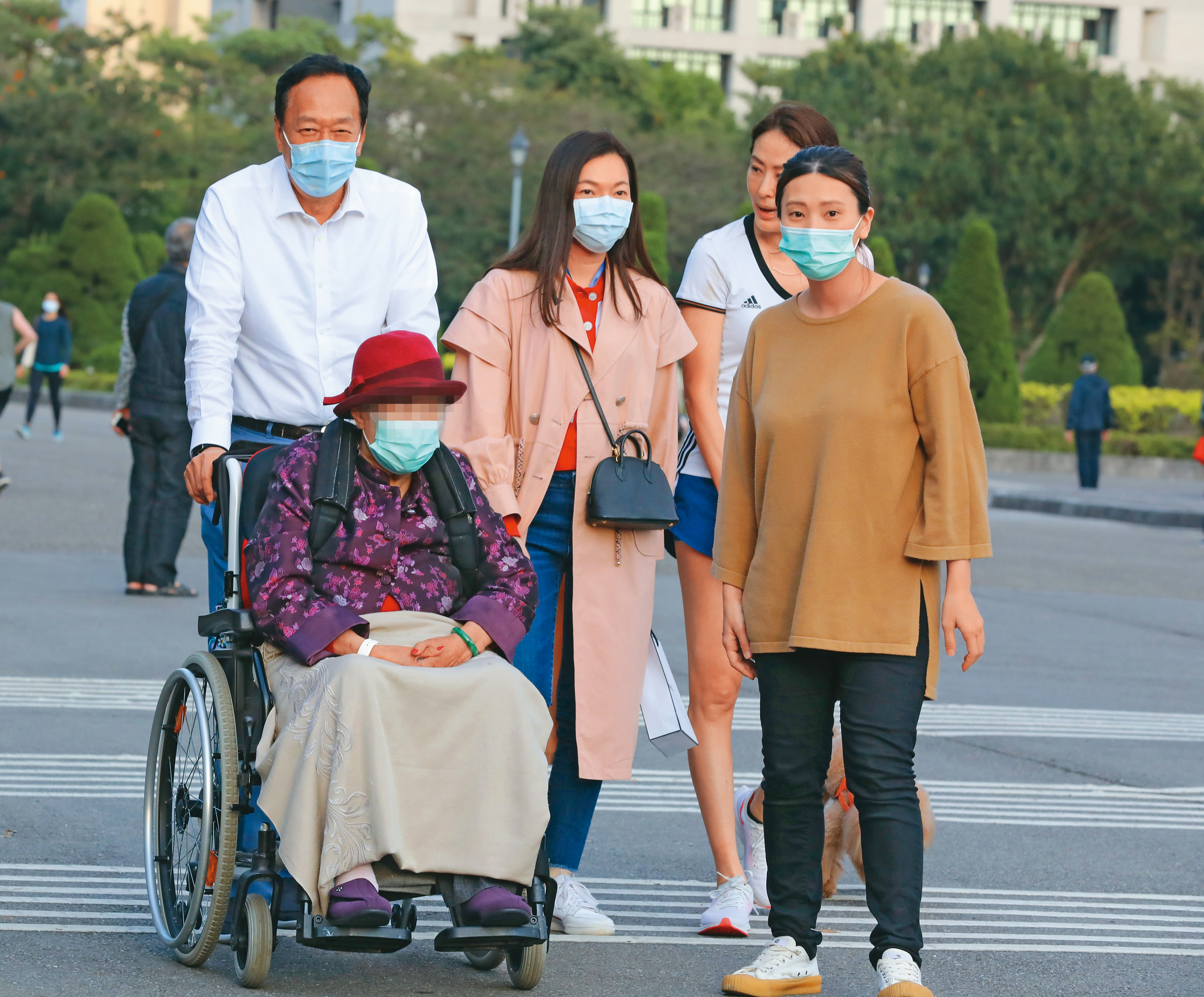 	郭台銘（後排左一）與曾馨瑩（後排左二）陪郭媽媽（前）到國父紀念館散步，一路細心照料長輩。