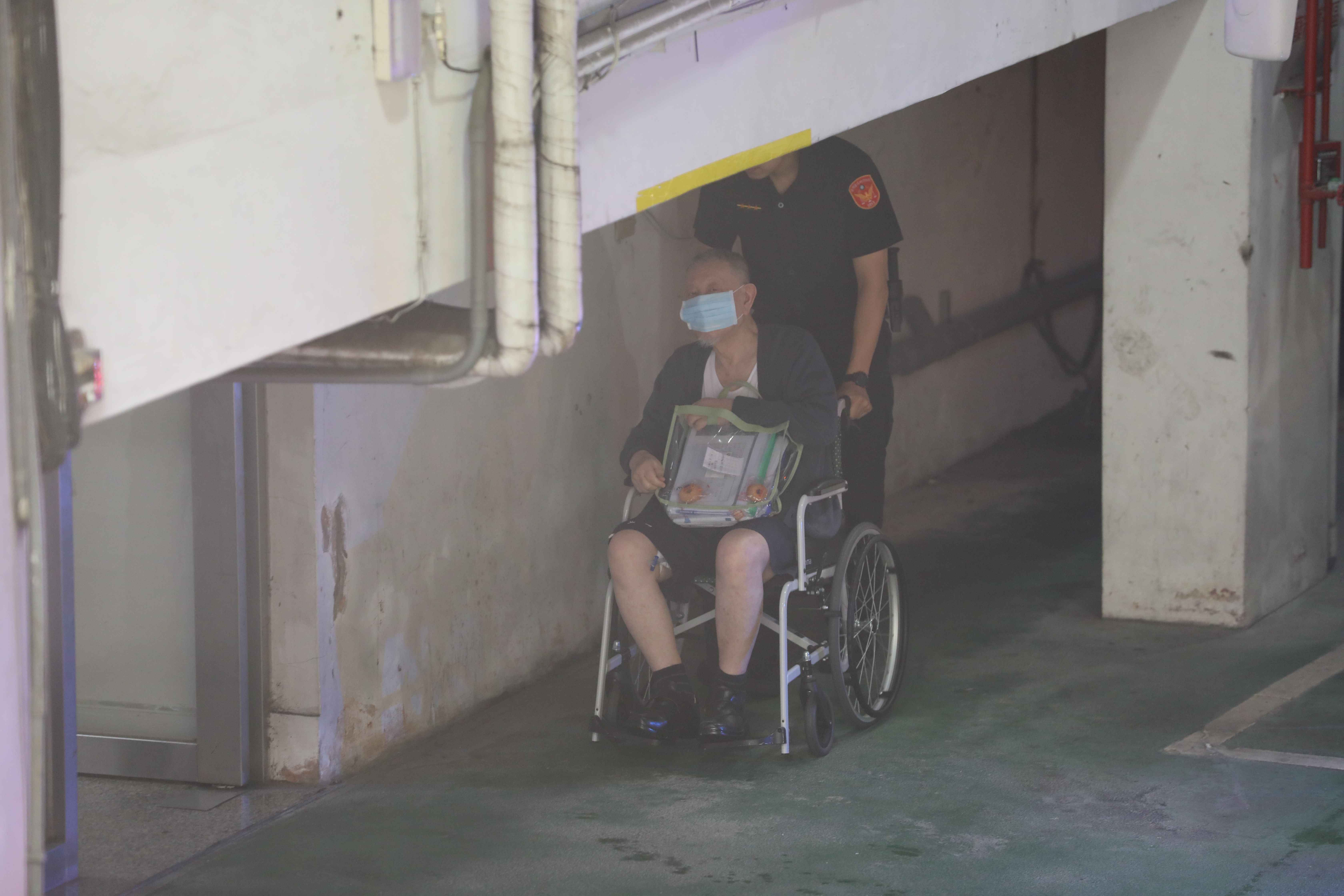 威京集團主席沈慶京出庭請求交保停押以利就醫。