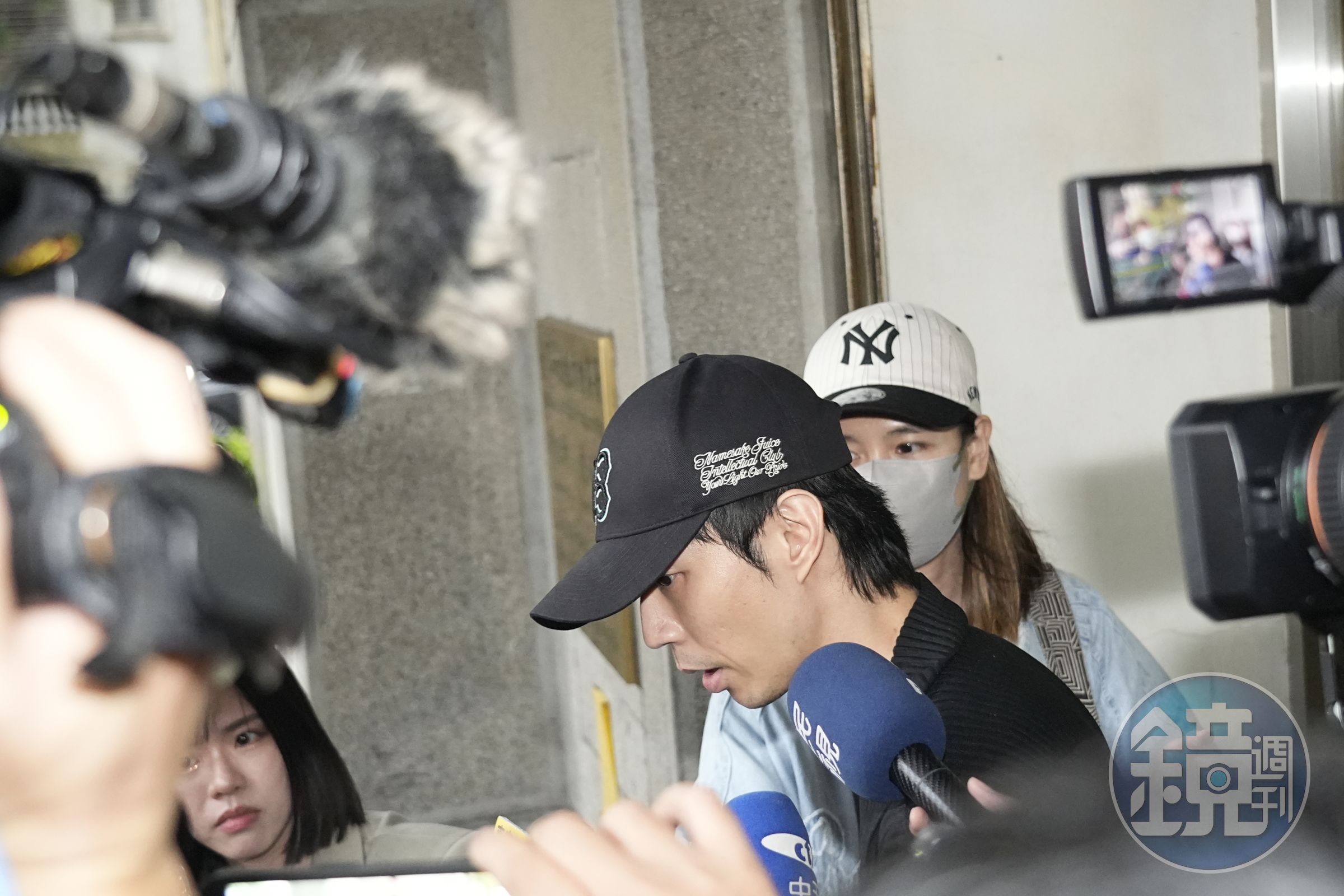 小杰涉閃兵事件,他交保後向外界道歉,強調對於過去「年輕的時候做錯的事情,在這邊跟大家說聲抱歉」。