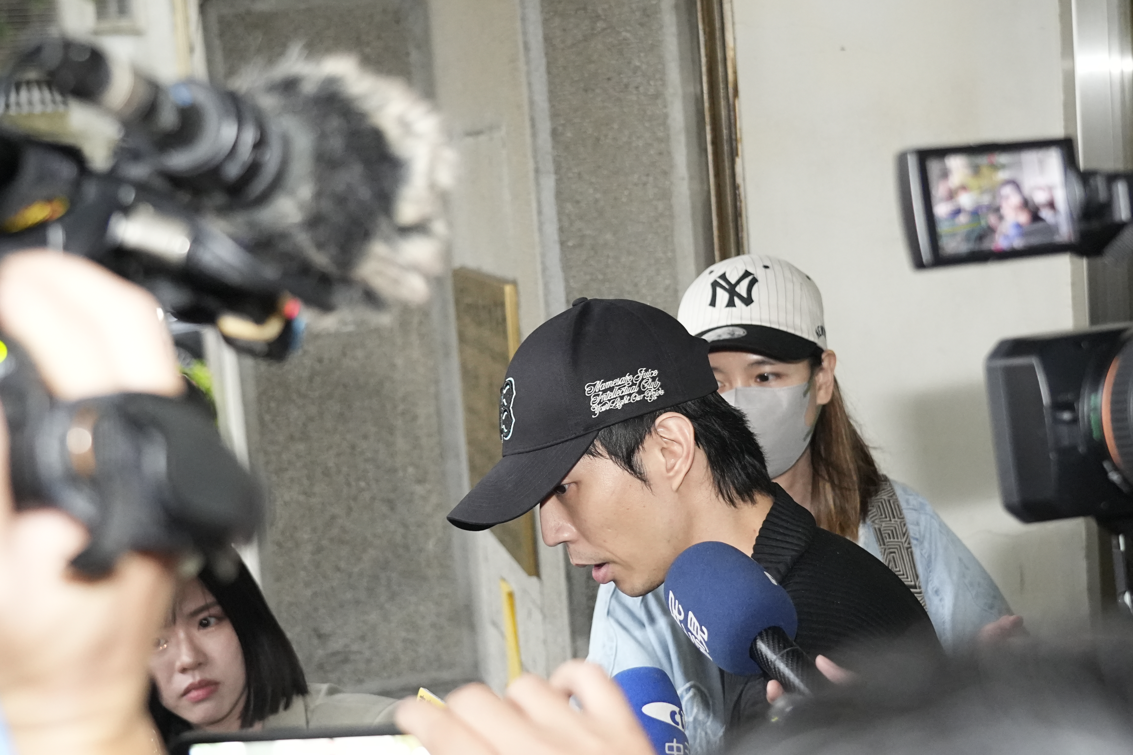 小杰涉閃兵事件，他交保後向外界道歉，強調對於過去「年輕的時候做錯的事情，在這邊跟大家說聲抱歉」。