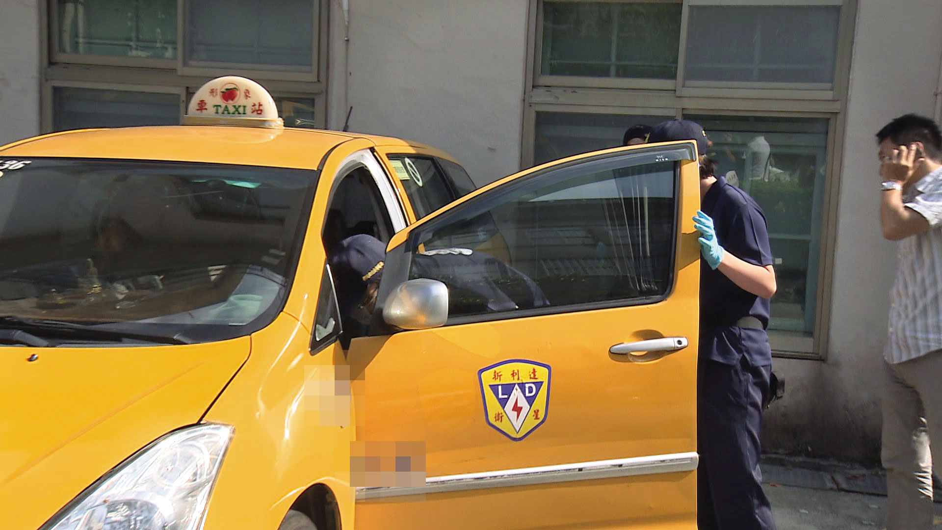 鑑識小組在計程車內發現大量血跡，並採到凶手的血指紋。（東森新聞提供）