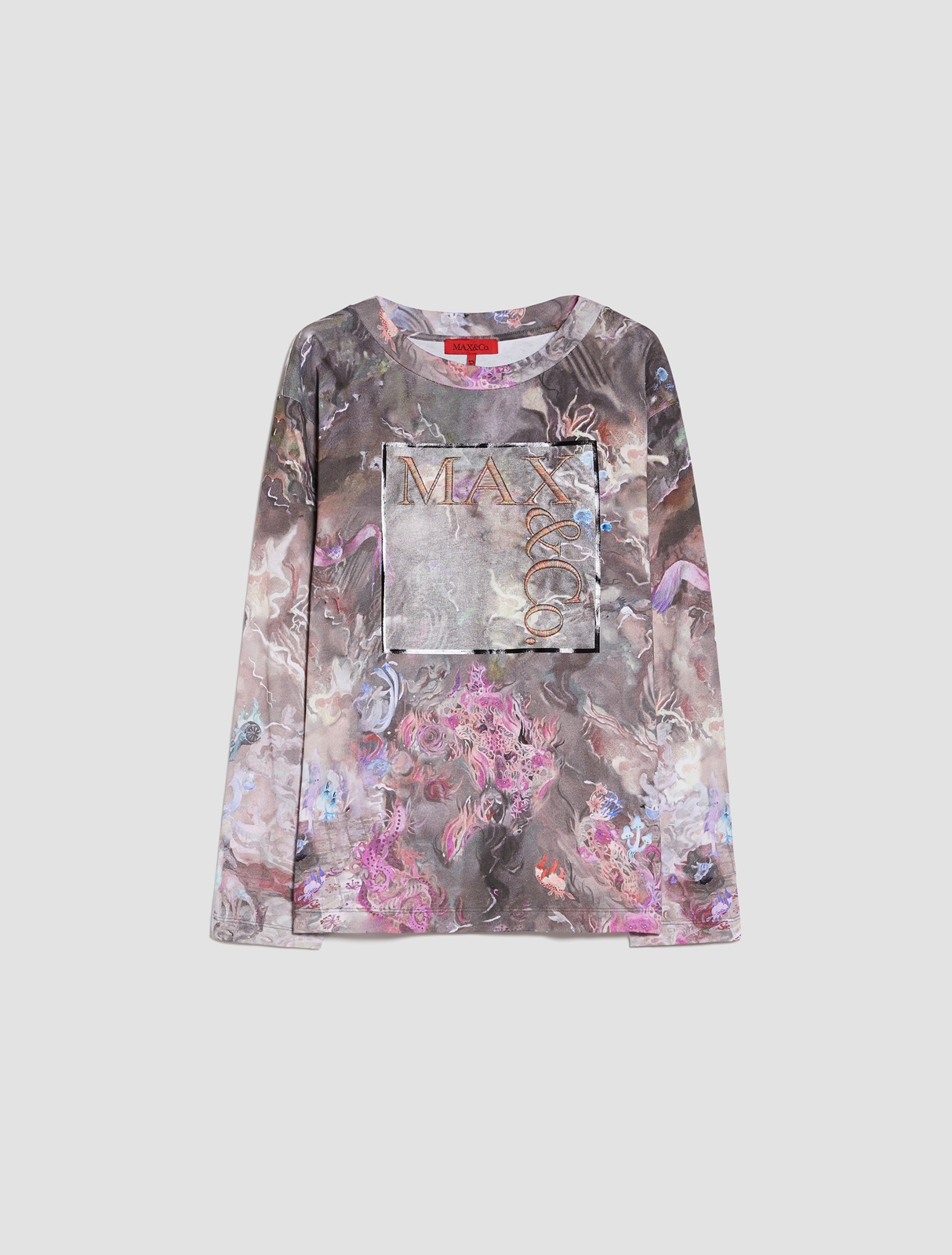 MAX&Co.方形LOGO長袖T-Shirt。NT6,700（麥絲瑪拉提供）